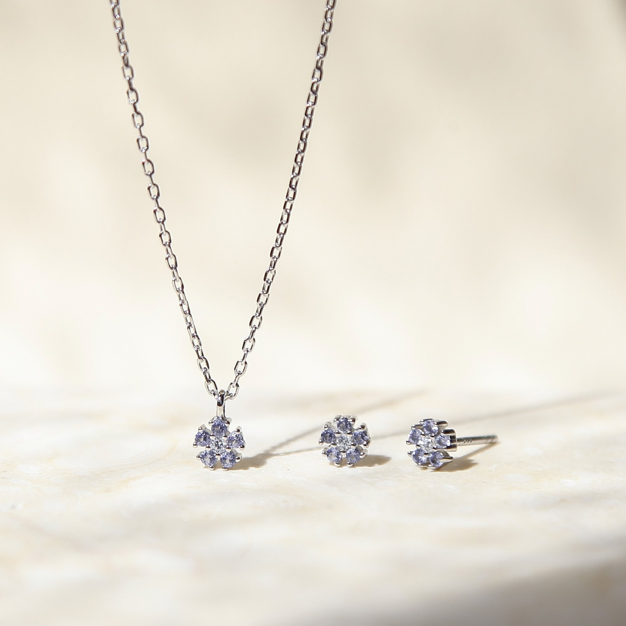 特別調色的桔梗藍紫花朵的純銀項鍊,輕珠寶的風格很適合當作鎖骨練配戴