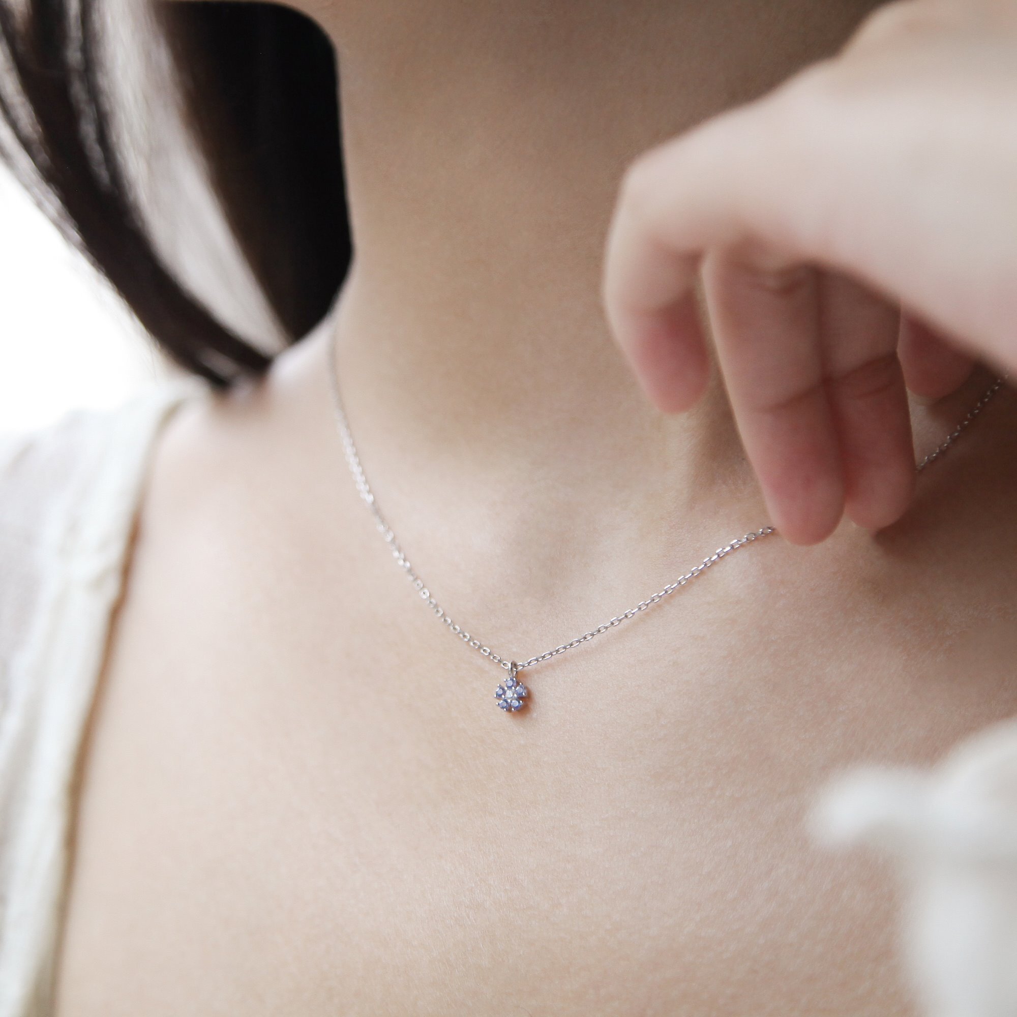 特別調色的桔梗藍紫花朵的純銀項鍊,輕珠寶的風格很適合當作鎖骨練配戴