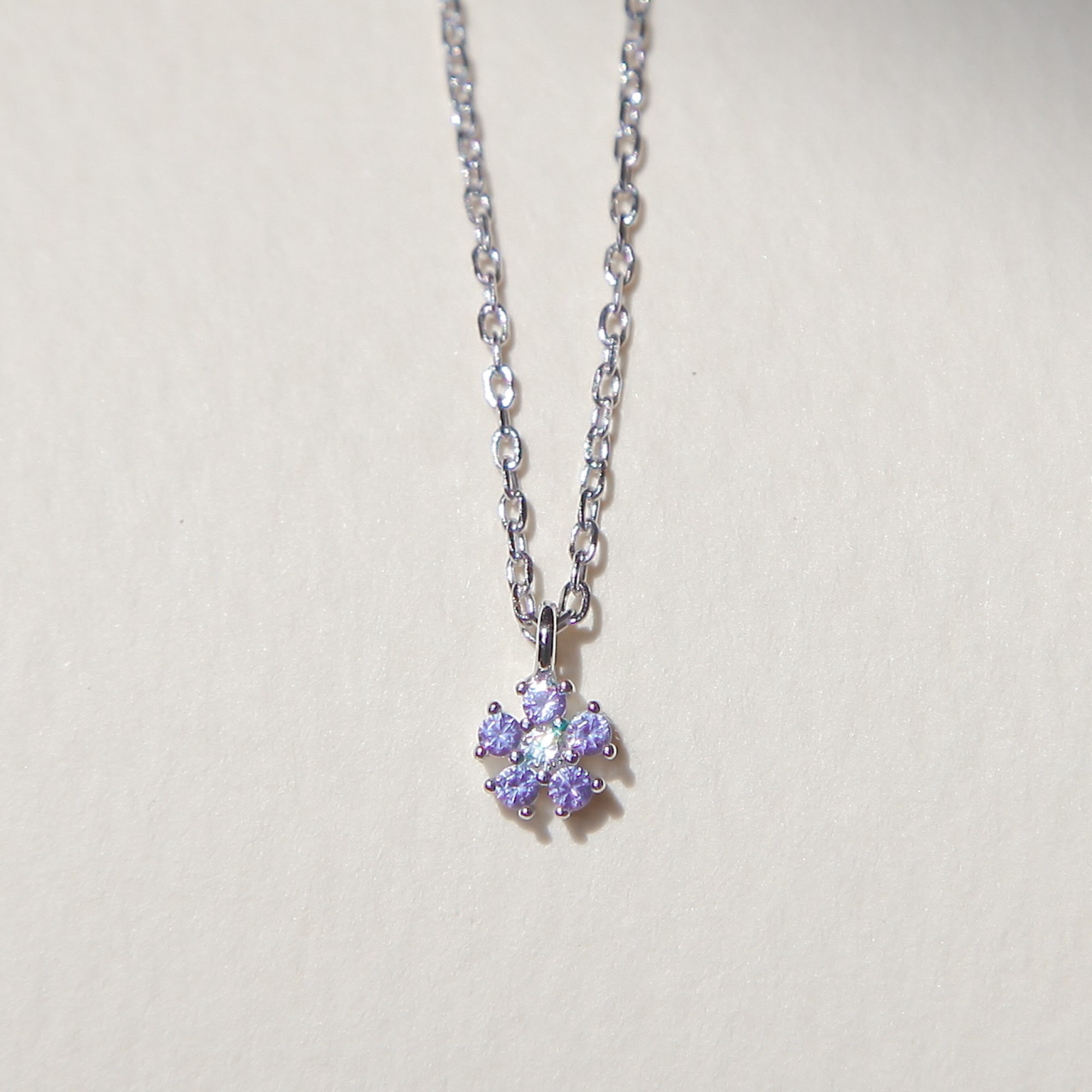 特別調色的桔梗藍紫花朵的純銀項鍊,輕珠寶的風格很適合當作鎖骨練配戴