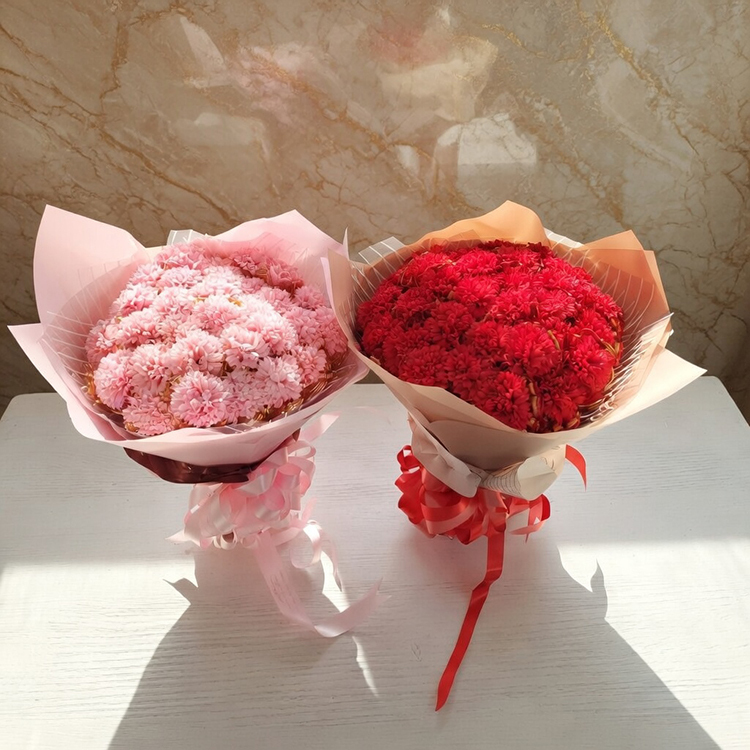 紅色康乃馨粉色康乃馨花束在陽光桌面上,母親節康乃馨香皂花花束