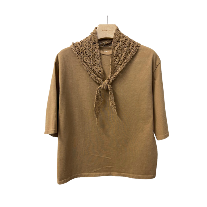 1SO0403-127 [SUNNY STUDIO] Lace Collar Short-Sleeved Top Camel #56147 (EU)
