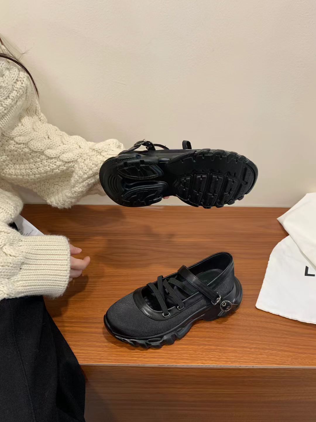 街頭感綁帶厚底休閒鞋(35-40)