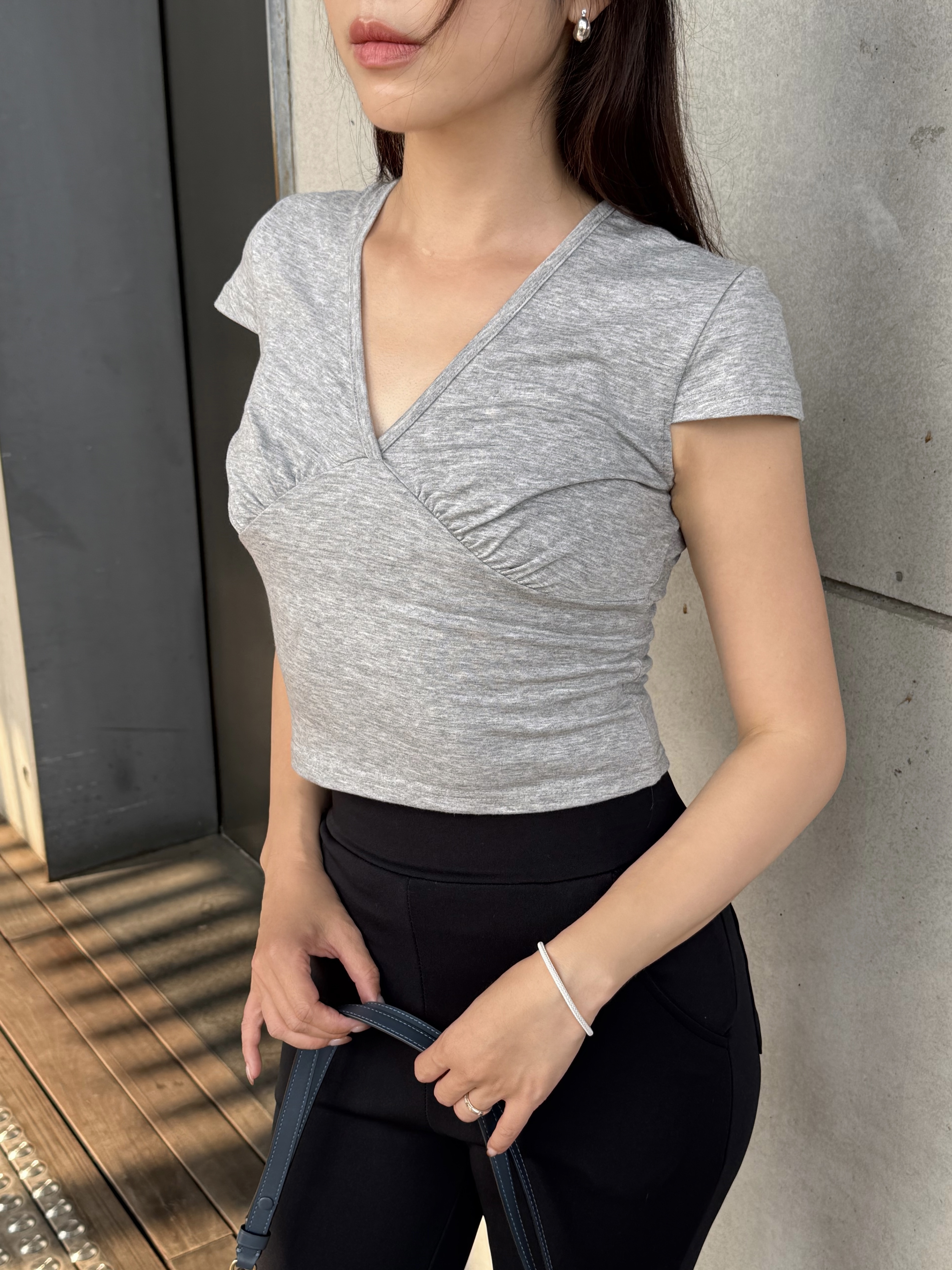 (新貨88折💓)顯瘦薄身棉質V領上衣 T260402(白/黑/灰)