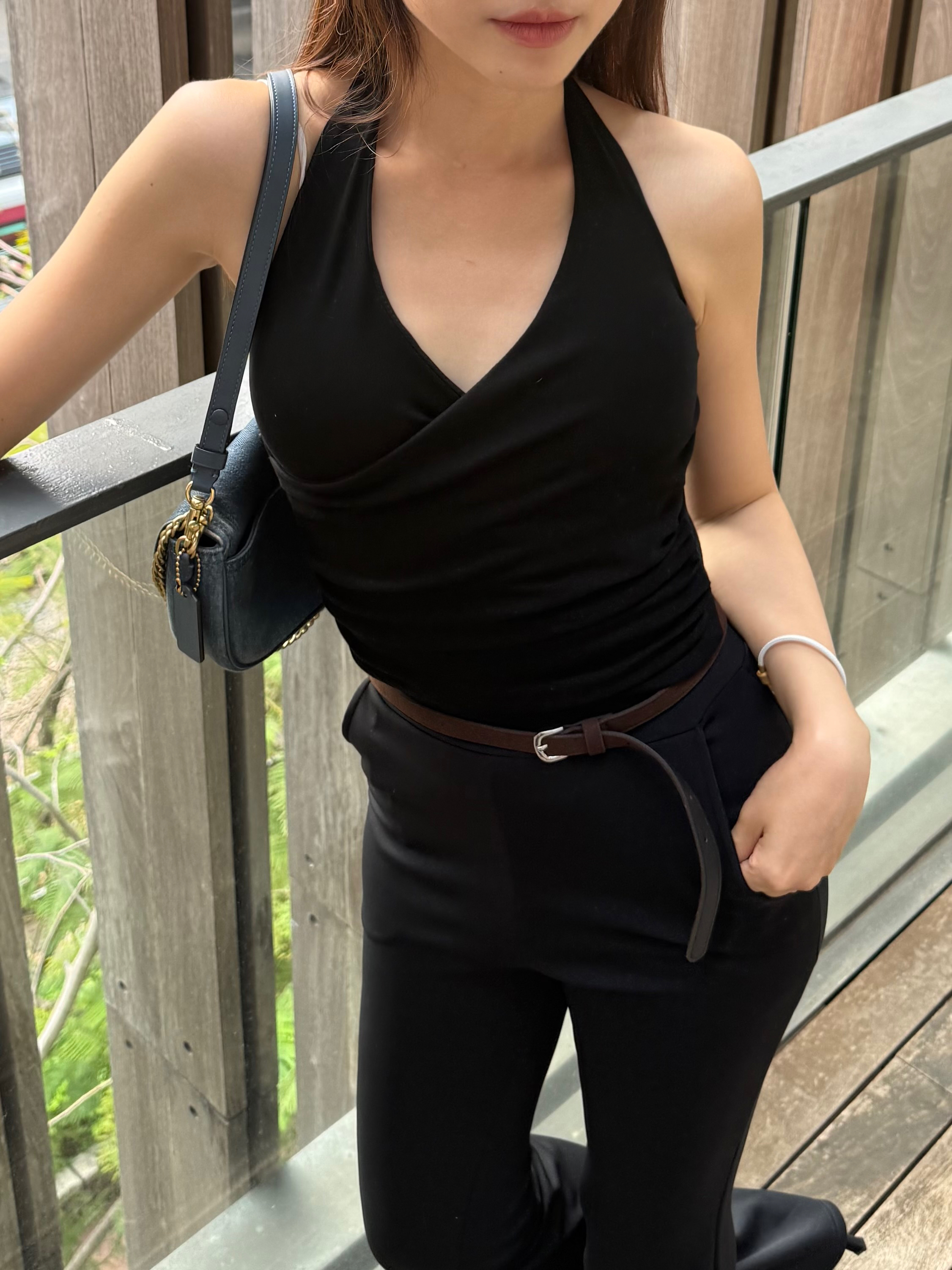 (新貨88折💗)女人味V領彈性綁帶有Pad背心 T260408(白/黑/深灰/杏)