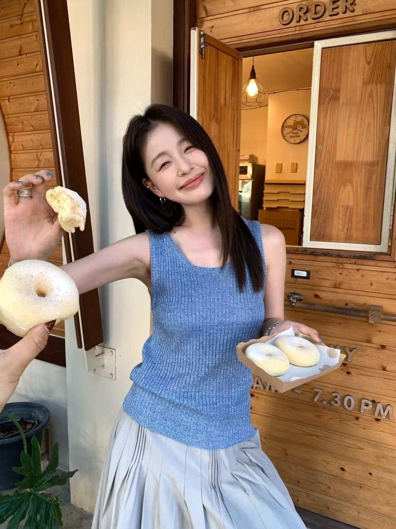 100 U領直坑條針織背心