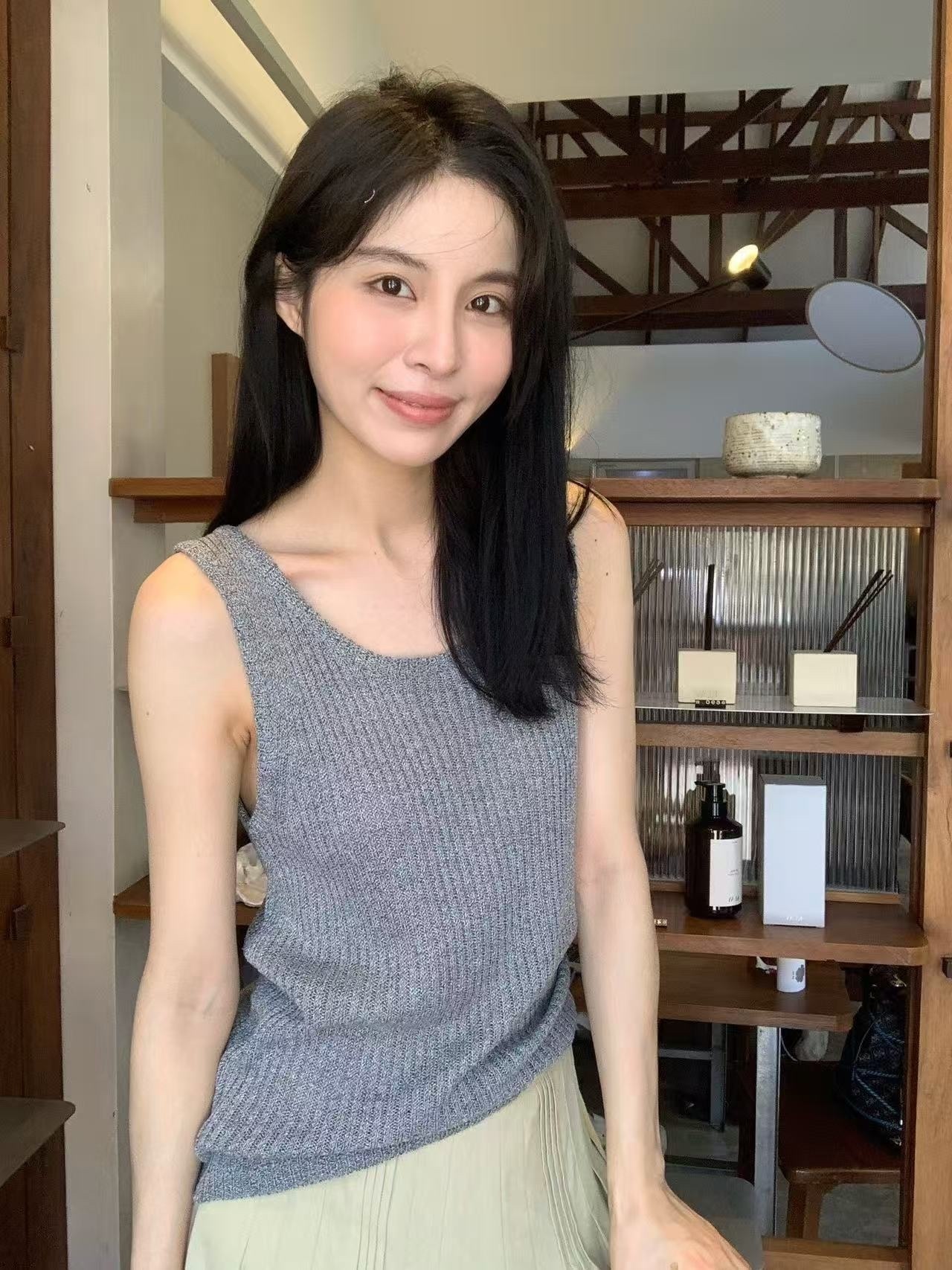 100 U領直坑條針織背心