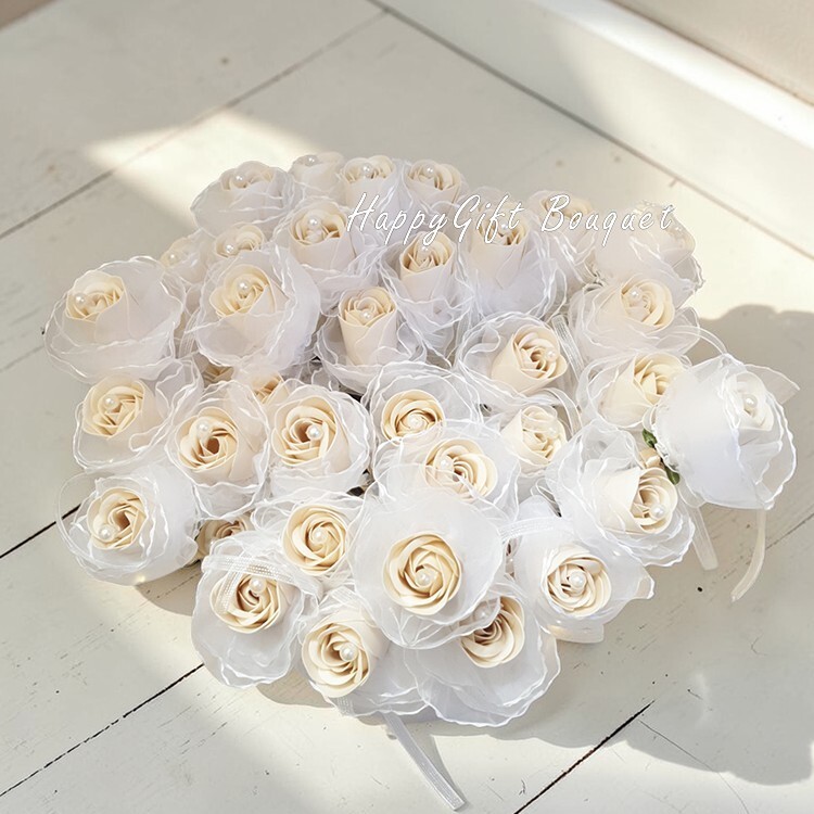 珍珠多層白色蕾絲裙米色香皂花白色蕾絲裙棒在陽光木板