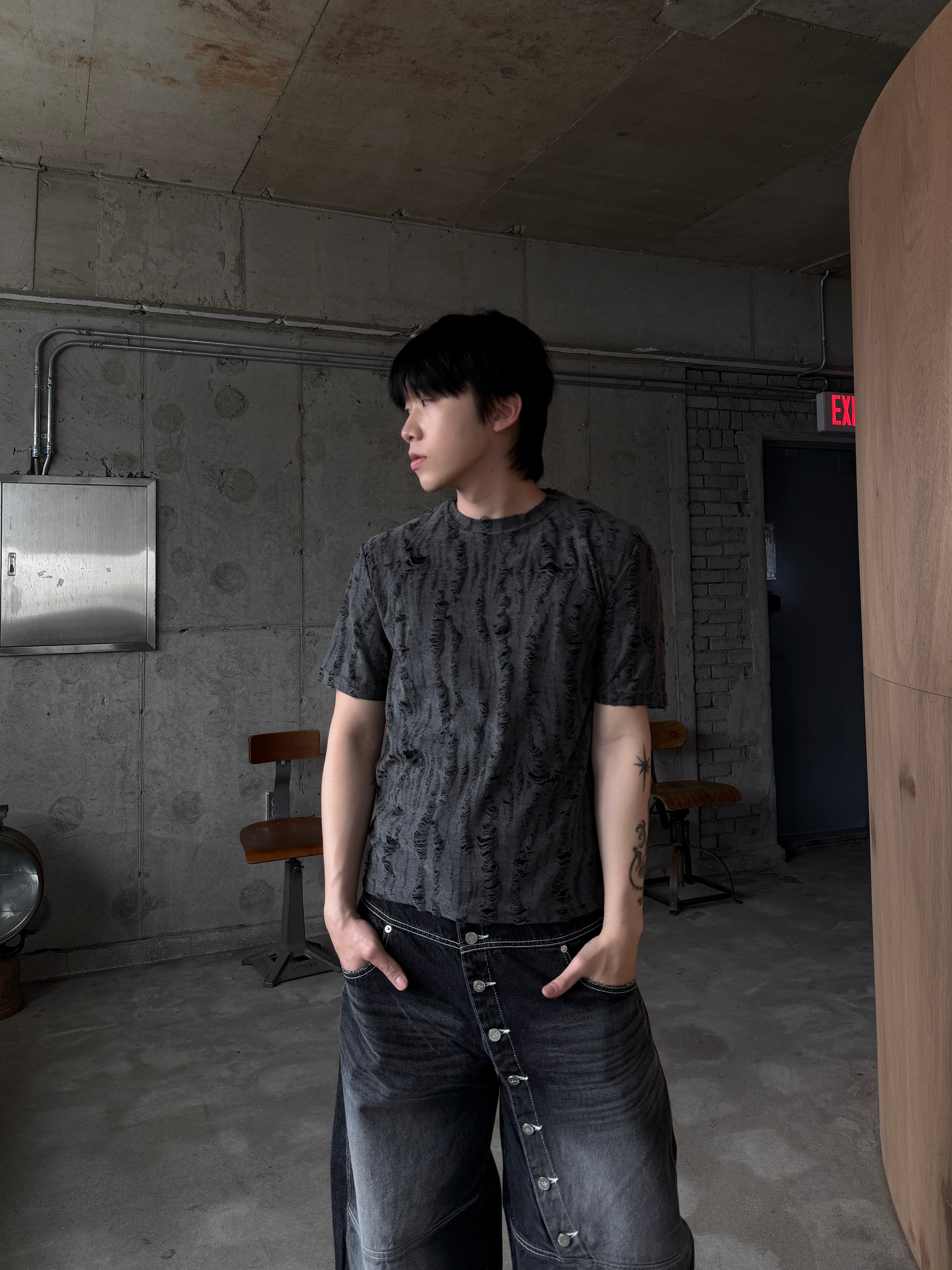 低調刷破 合身短袖上衣