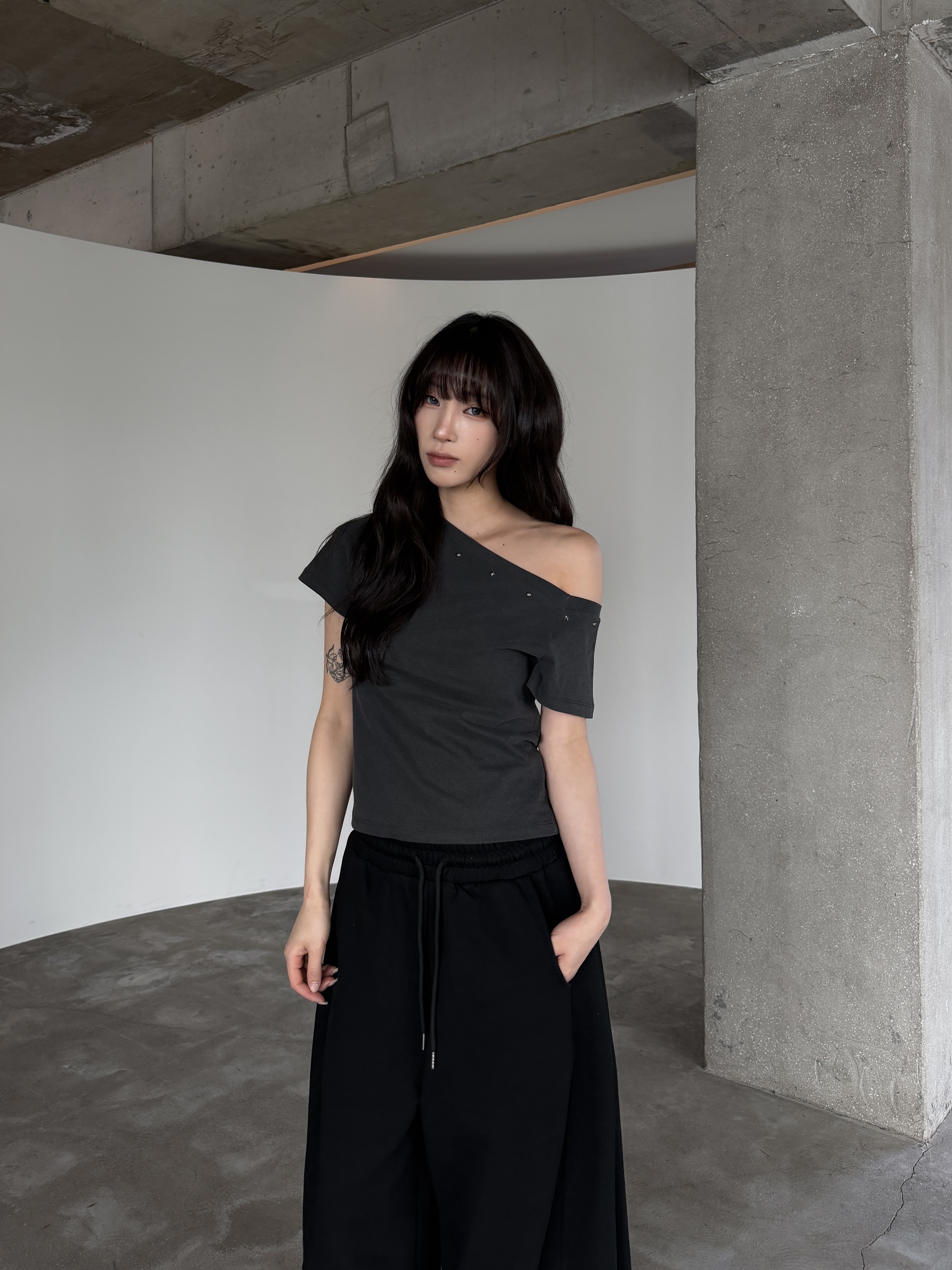 水洗卯釘 斜肩短袖上衣