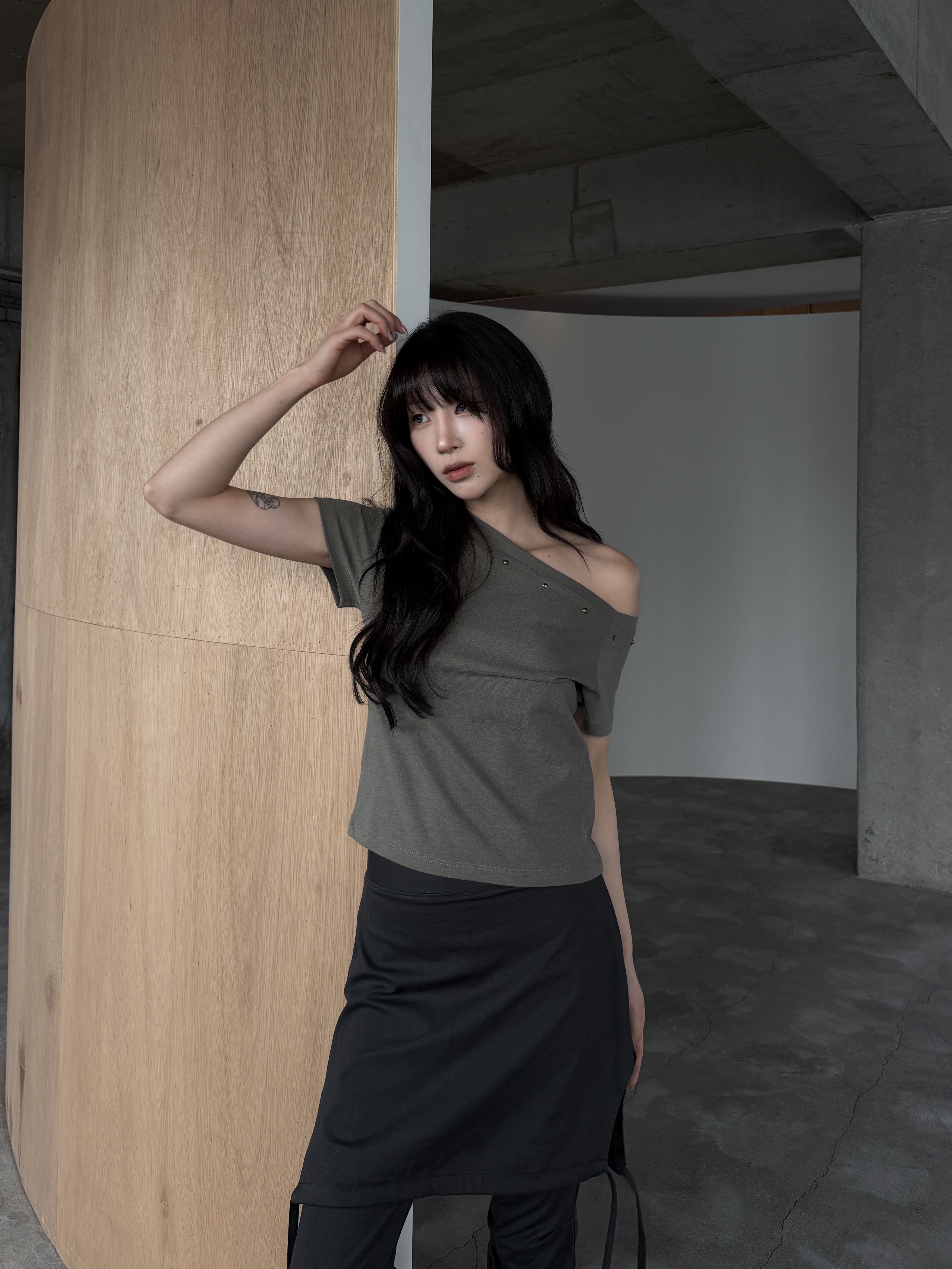 水洗卯釘 斜肩短袖上衣