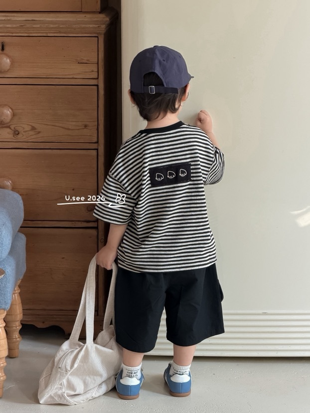 小童背面布標小狗踢