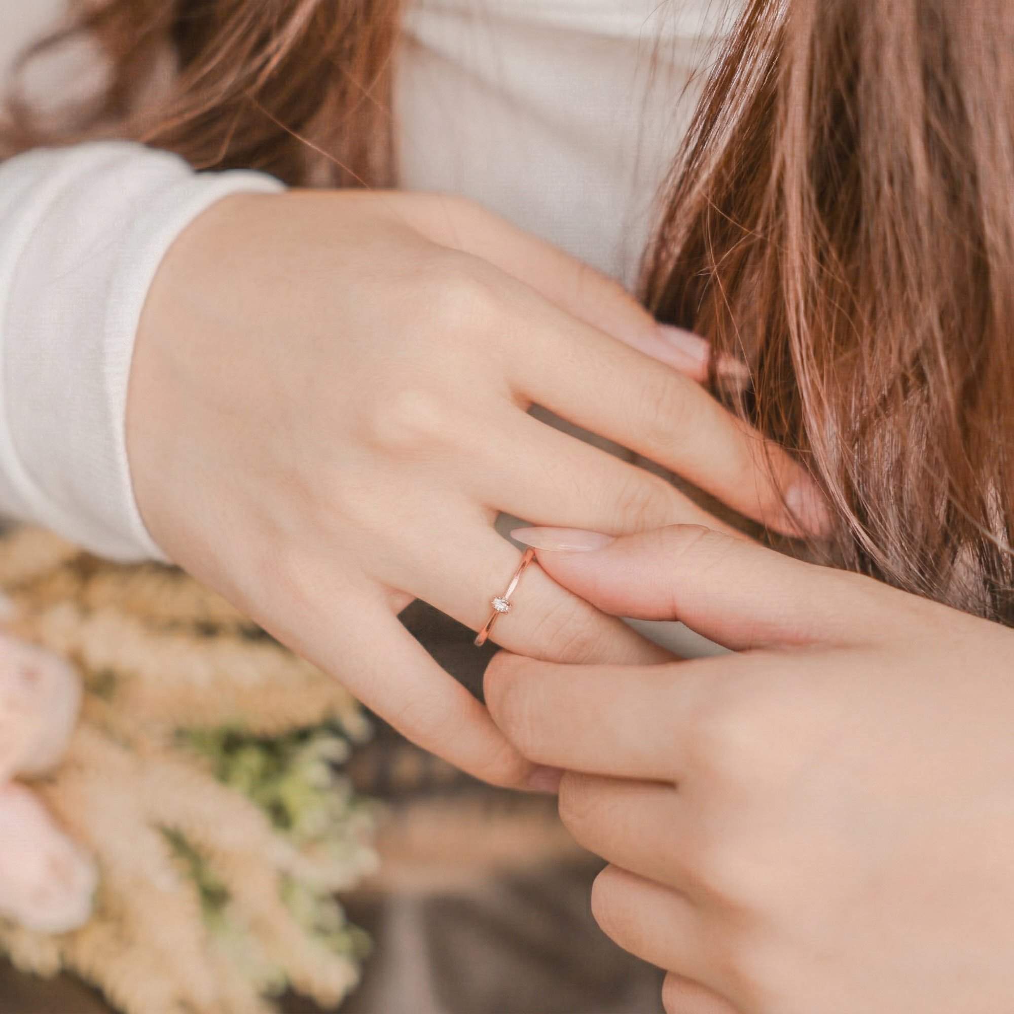 精緻的鋯鑽銀圈串在純銀戒指上，像是在手指上打一個浪漫的結，也特別把戒圈做細，可以修飾指型