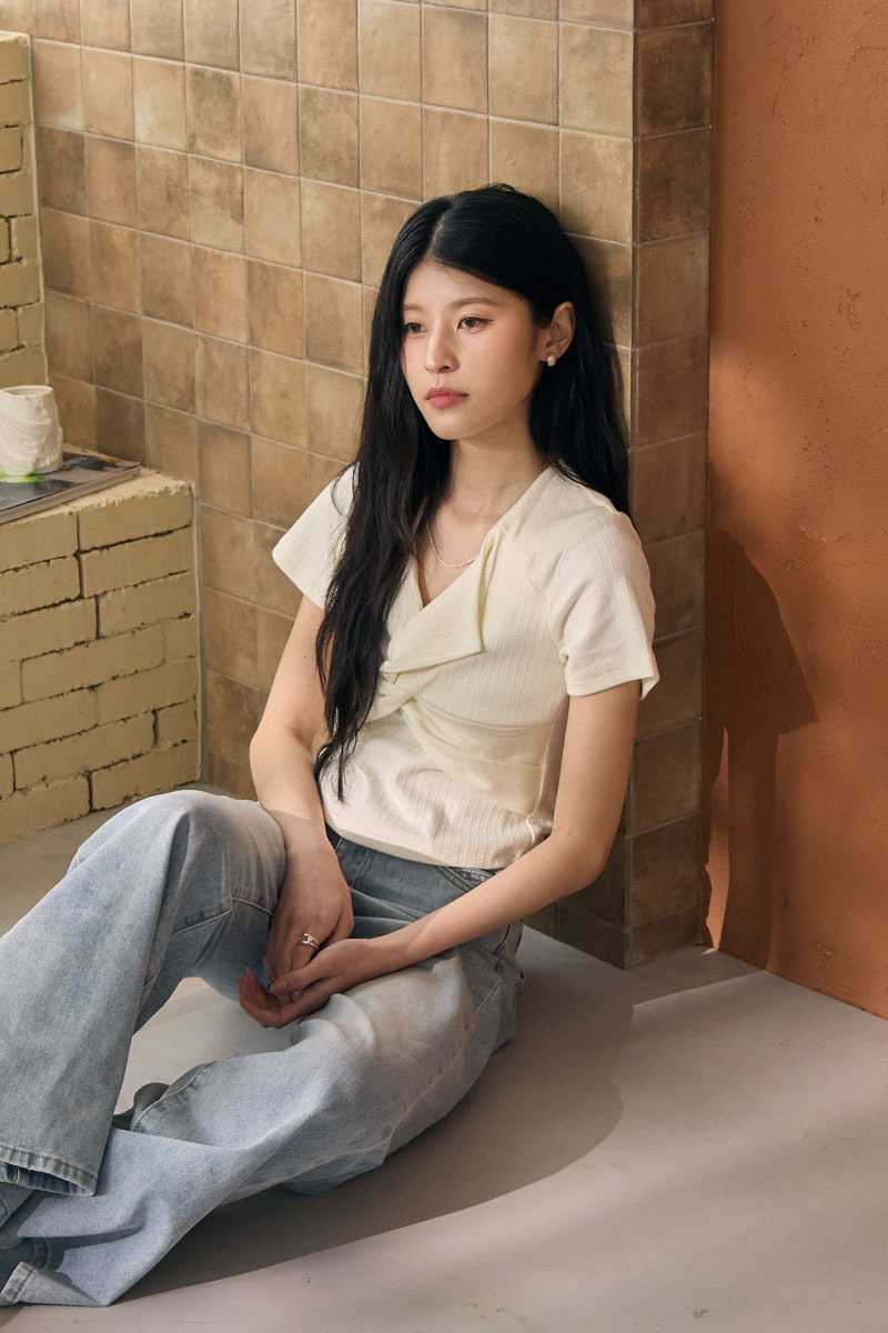 V領扭結修身短版上衣