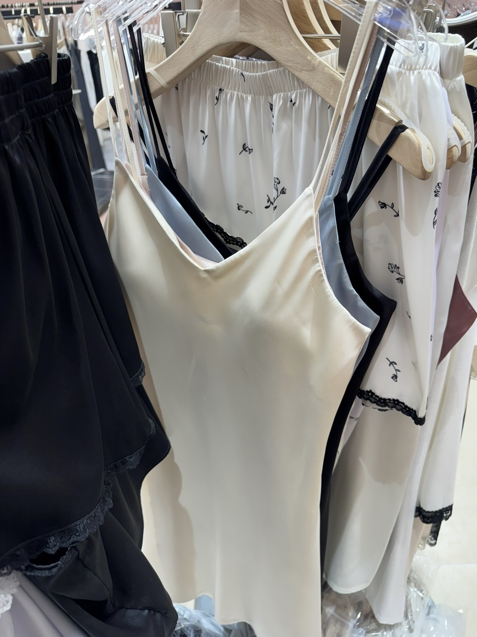 O17 細肩帶簡約睡裙 (四色)