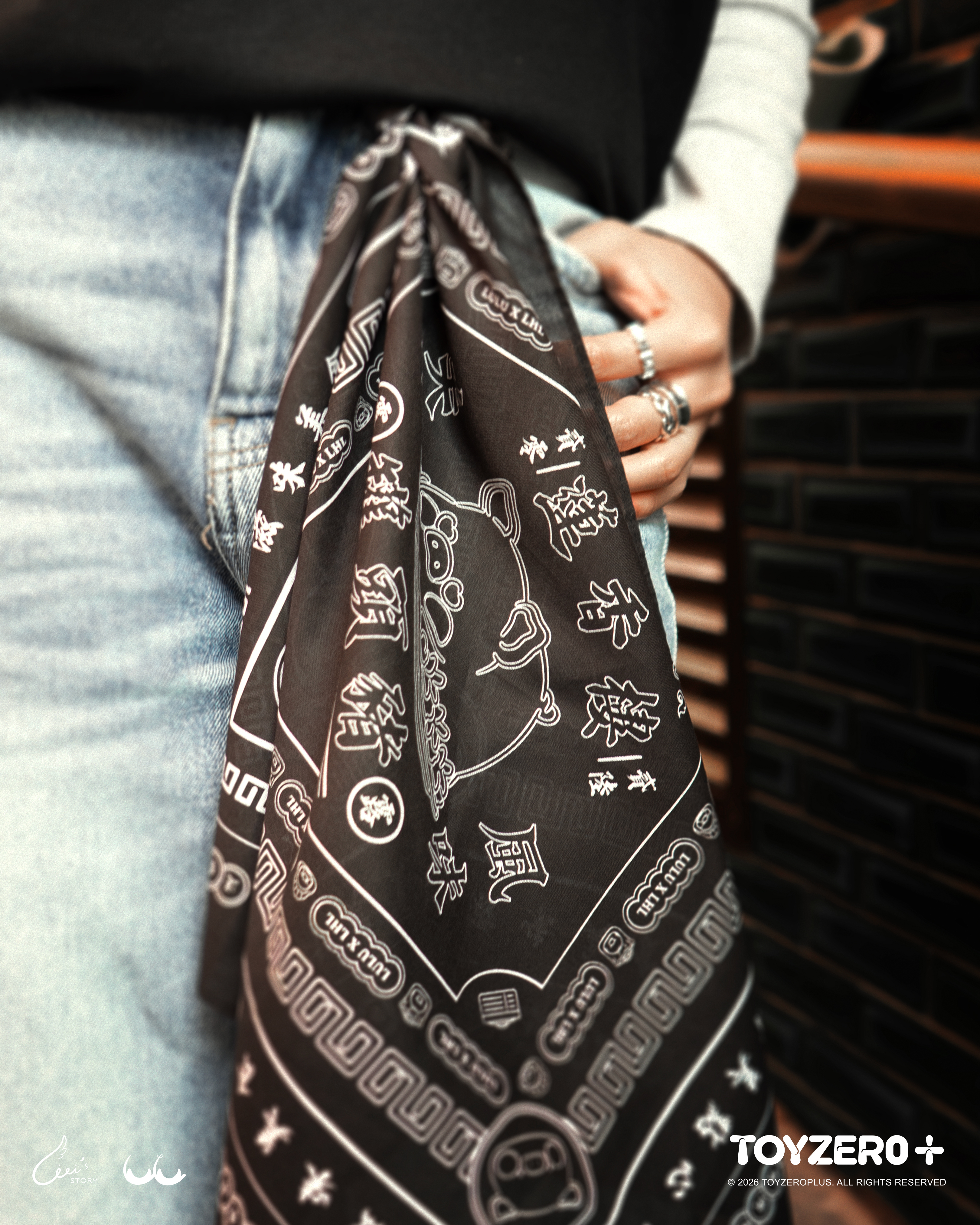 蓮香樓 x 罐頭豬LuLu - 多用途領巾 ( 黑 / 紅 )