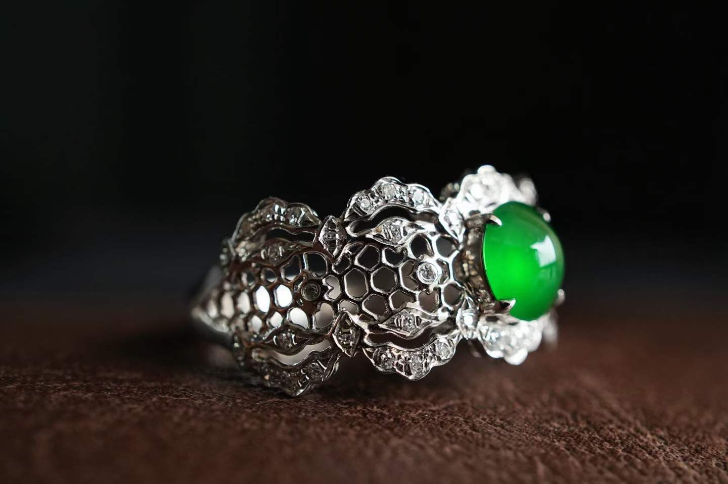 325821 翡翠高冰濃陽綠蛋面戒指