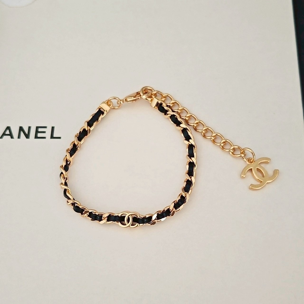 18k”香奶奶26p黑皮革穿鍊雙c手鍊/高奢定製款