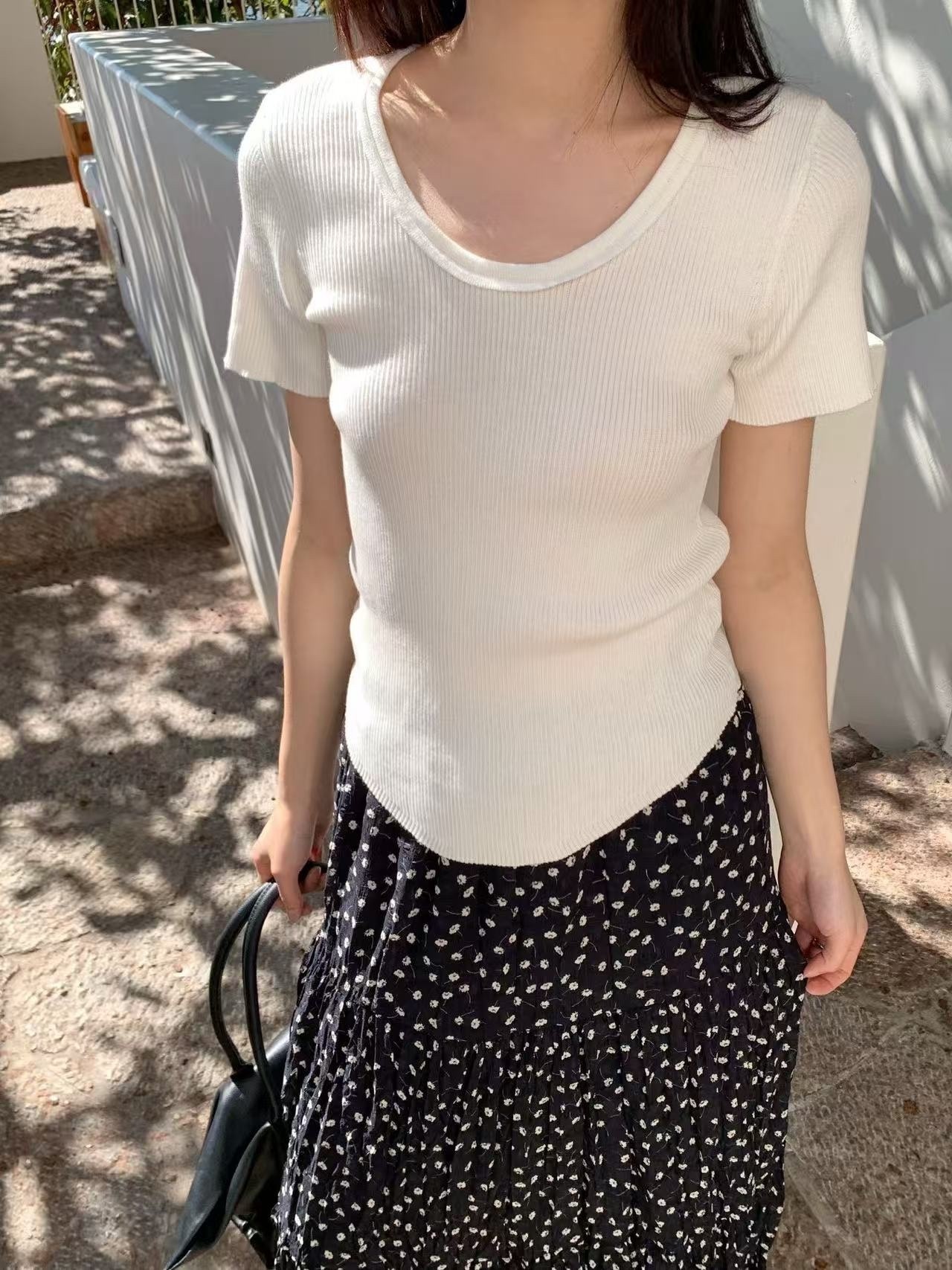 109 下擺圓弧U領羅紋上衣