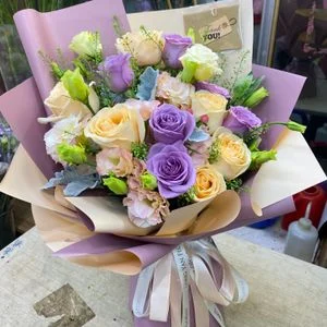 W - 12枝拼色玫瑰配桔梗花束_RS40010