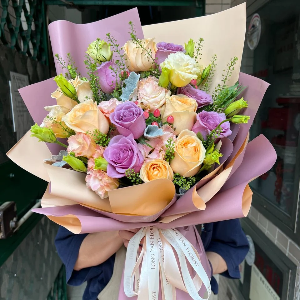 W - 12枝拼色玫瑰配桔梗花束_RS40010