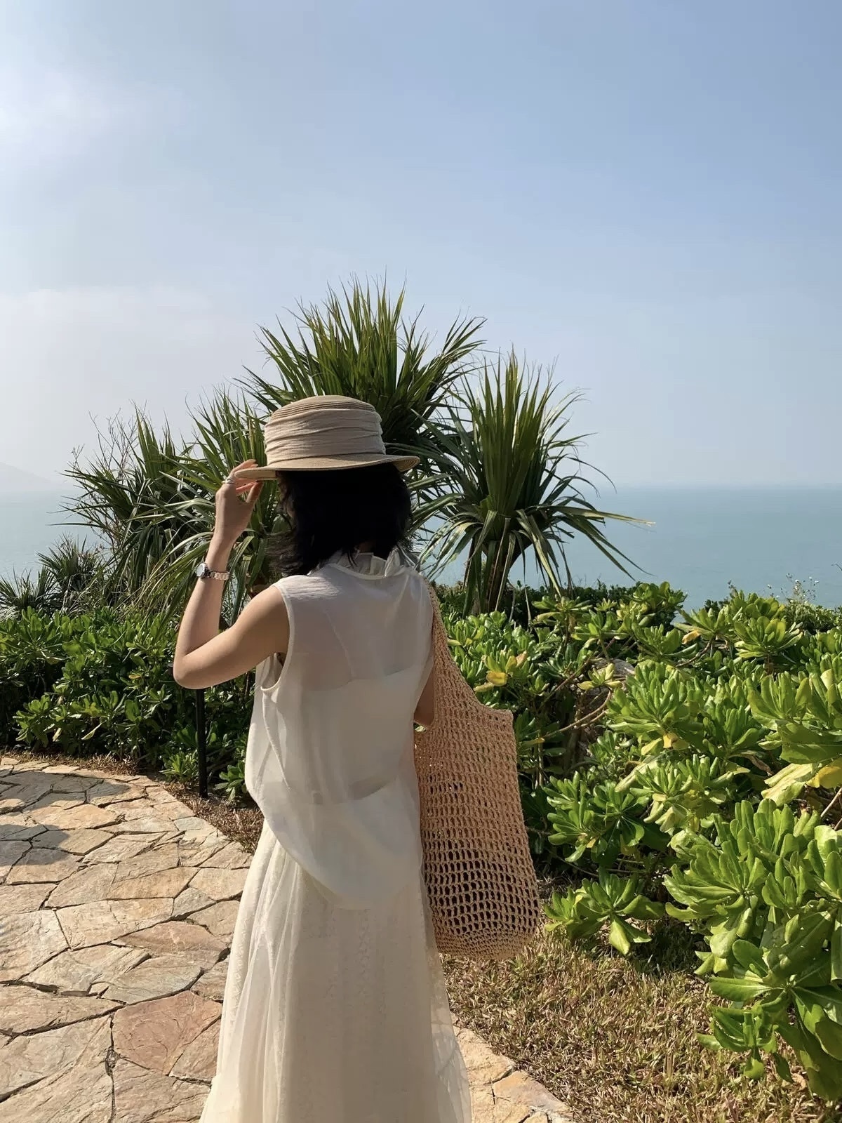 325 波浪V領透膚無袖衫