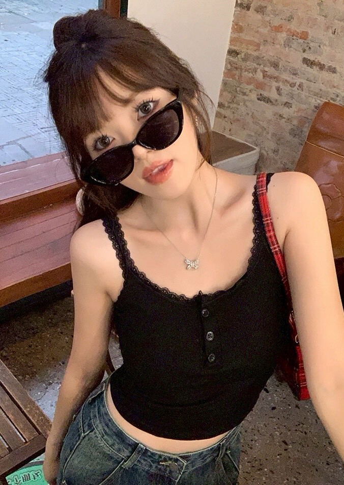 胸排釦拼接蕾絲肩罩杯背心