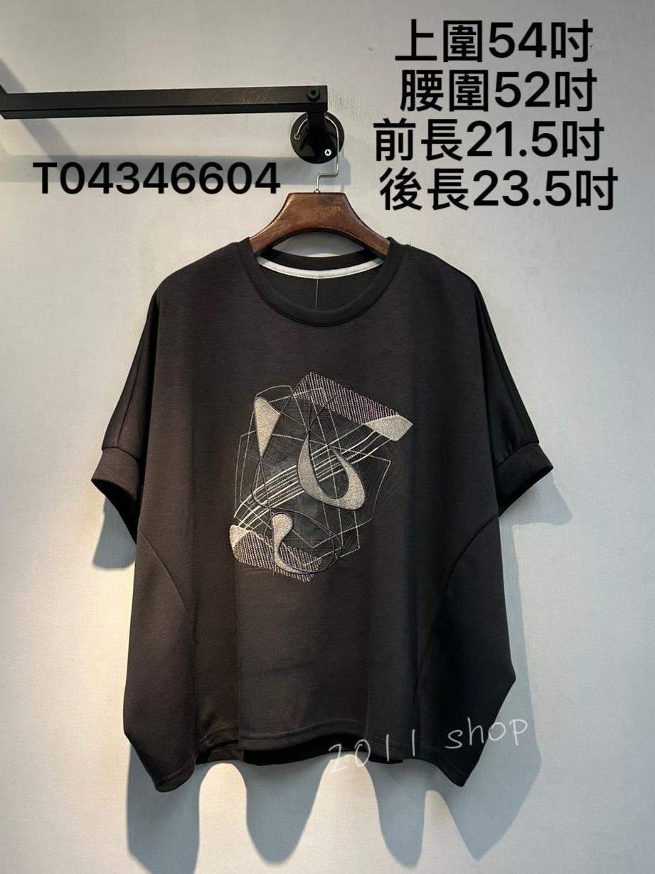 圓領藝術風圖案TOP  上圍54吋  腰圍52吋 前長21.5吋  後長23.5吋  T04346604