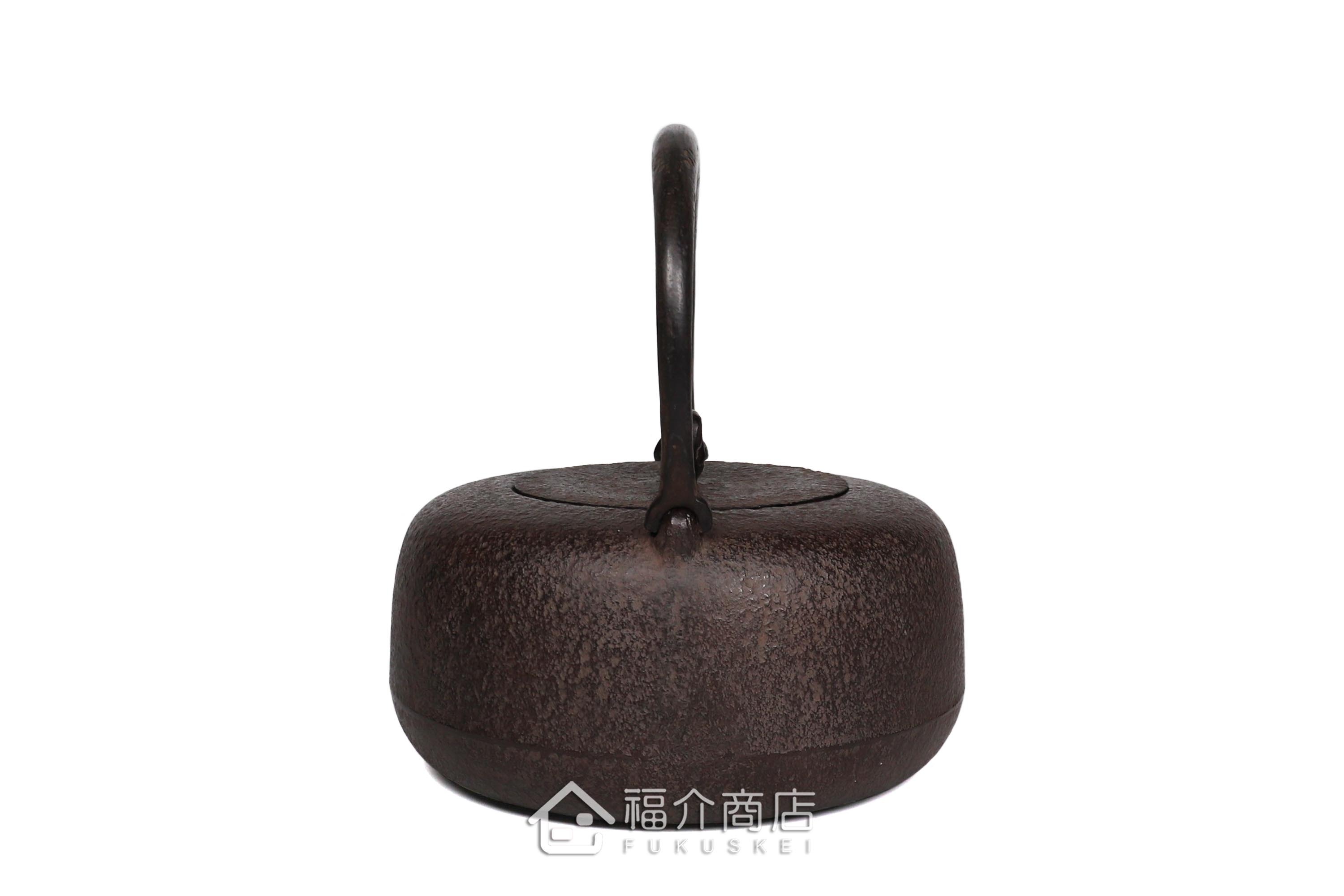 岩戶賢一郎所製作的日本鑄鐵茶壺,素面肌理壺身,煮水泡茶用的鐵壺
