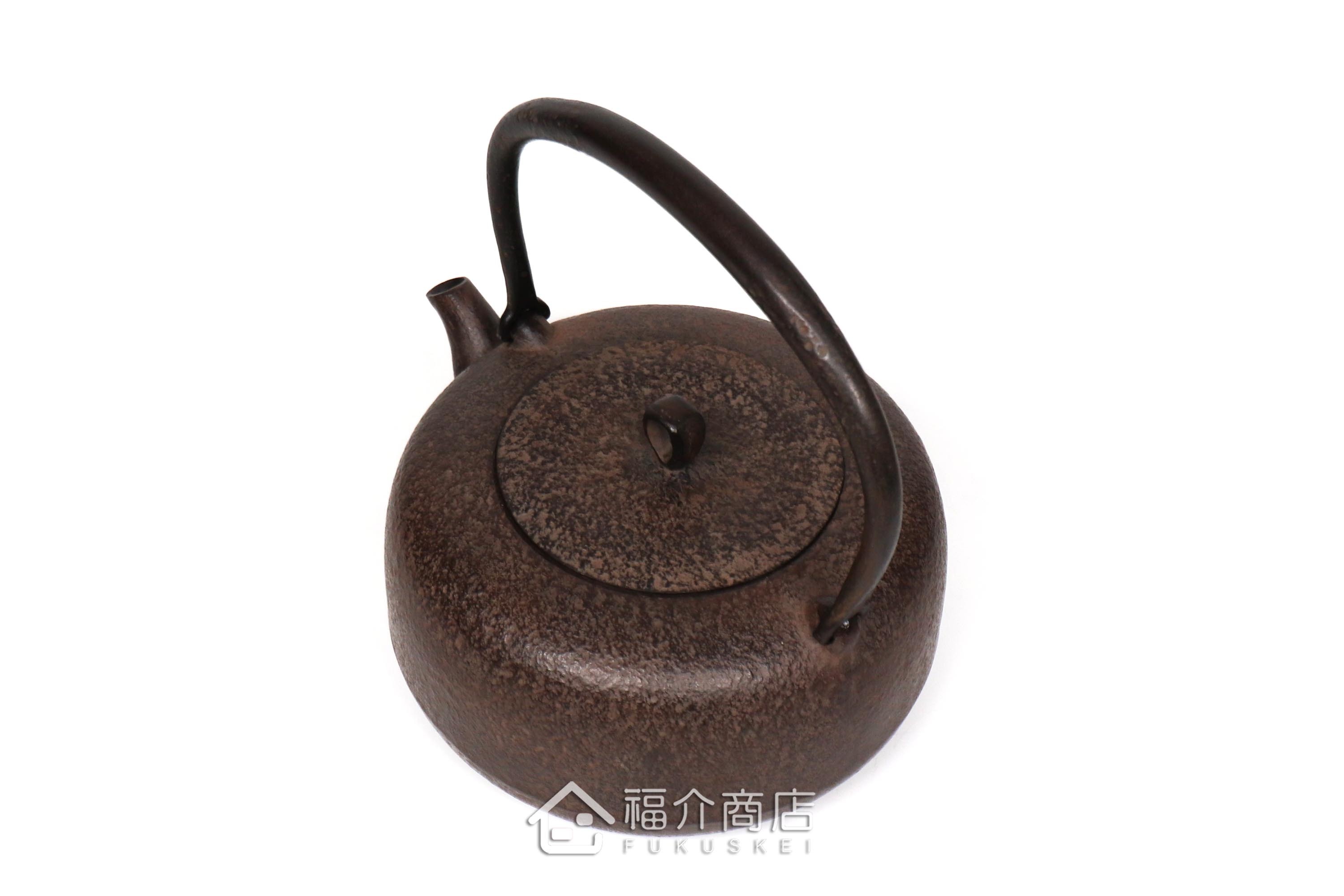 岩戶賢一郎所製作的日本鑄鐵茶壺,素面肌理壺身,煮水泡茶用的鐵壺