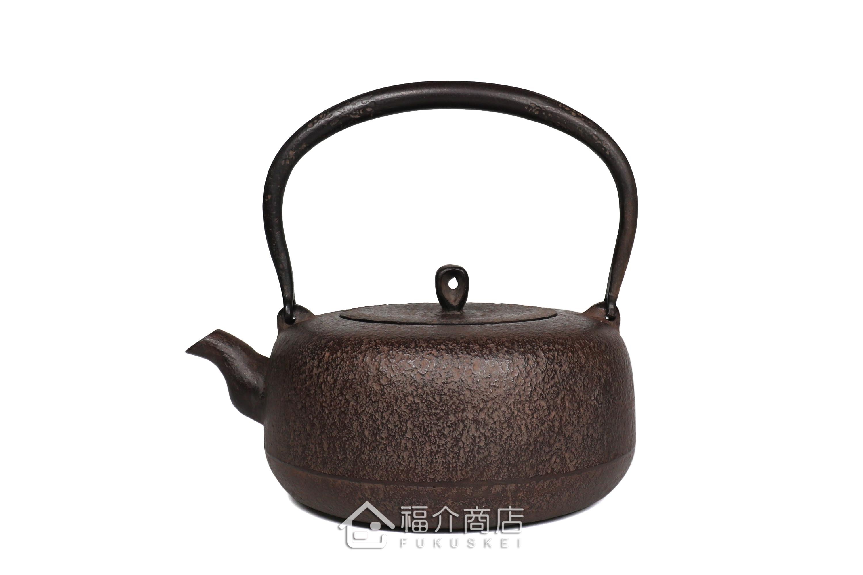 岩戶賢一郎所製作的日本鑄鐵茶壺,素面肌理壺身,煮水泡茶用的鐵壺