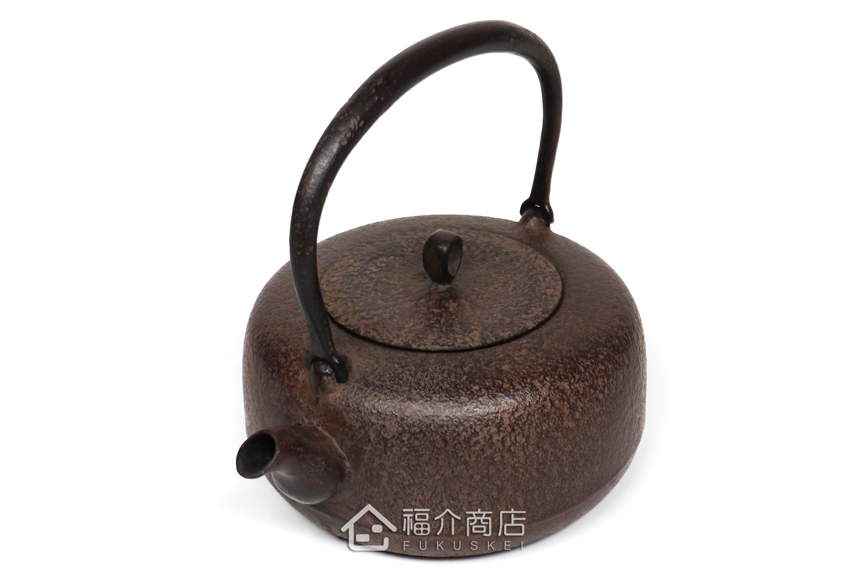 岩戶賢一郎所製作的日本鑄鐵茶壺,素面肌理壺身,煮水泡茶用的鐵壺