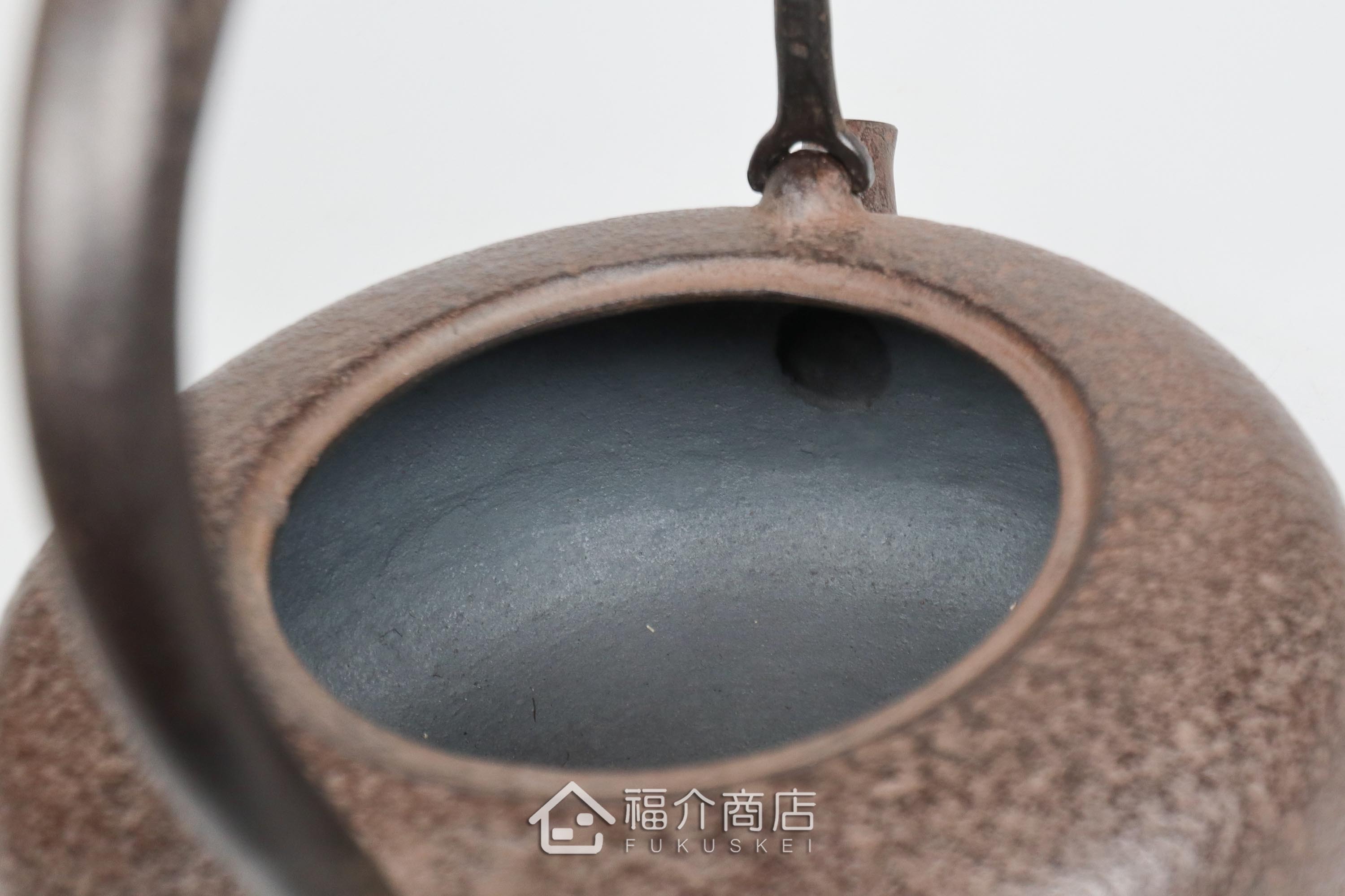 岩戶賢一郎所製作的日本鑄鐵茶壺,素面肌理壺身,煮水泡茶用的鐵壺