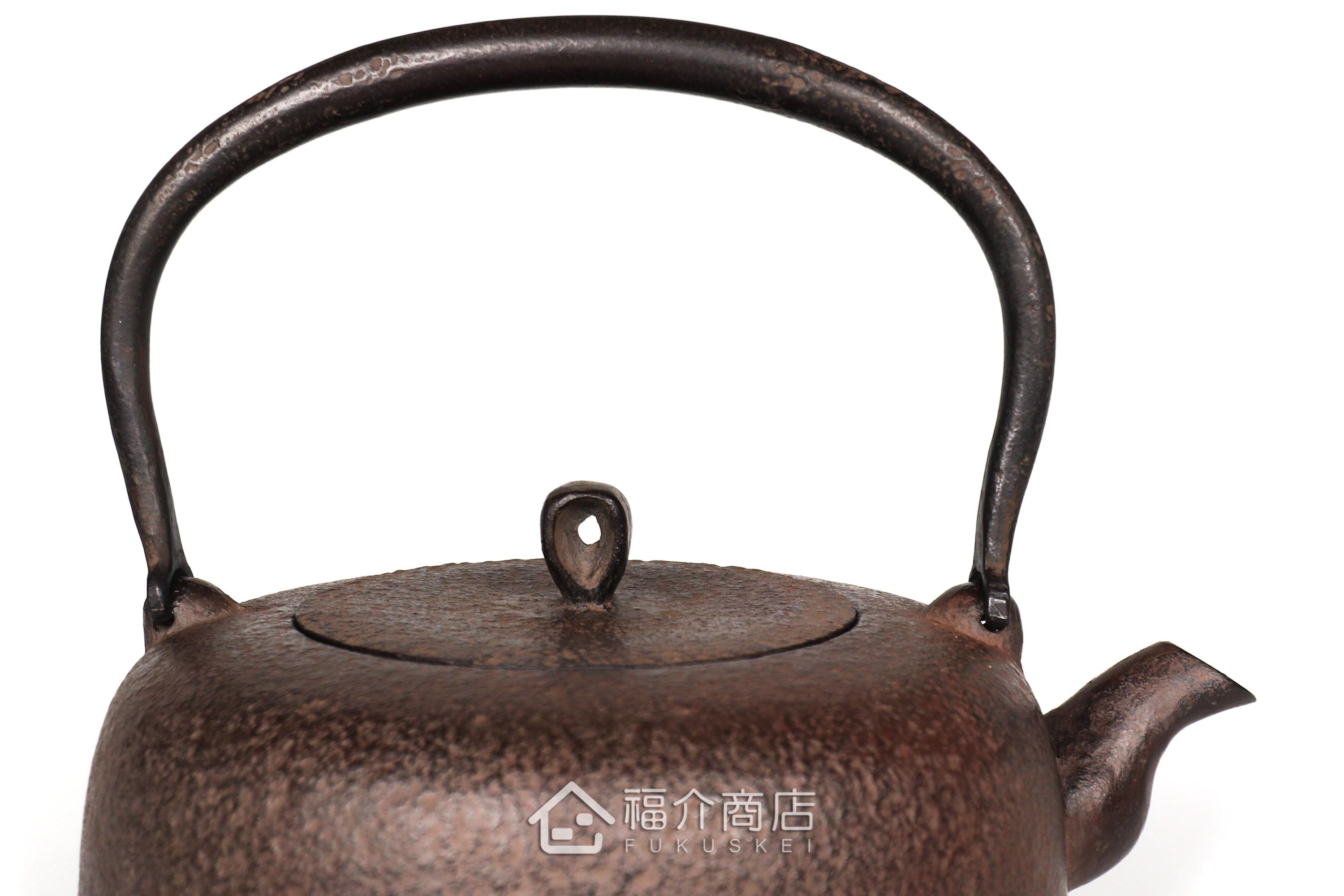 岩戶賢一郎所製作的日本鑄鐵茶壺,素面肌理壺身,煮水泡茶用的鐵壺