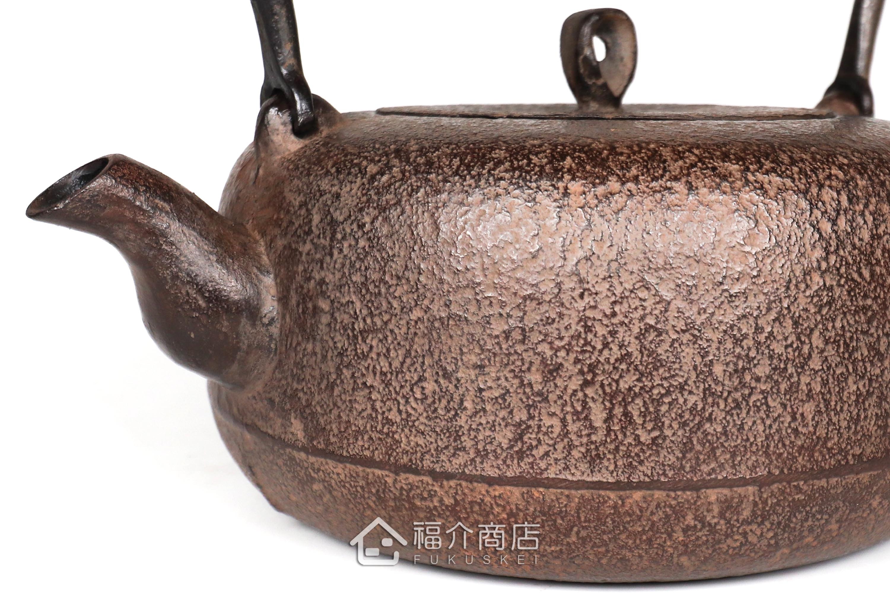 岩戶賢一郎所製作的日本鑄鐵茶壺,素面肌理壺身,煮水泡茶用的鐵壺