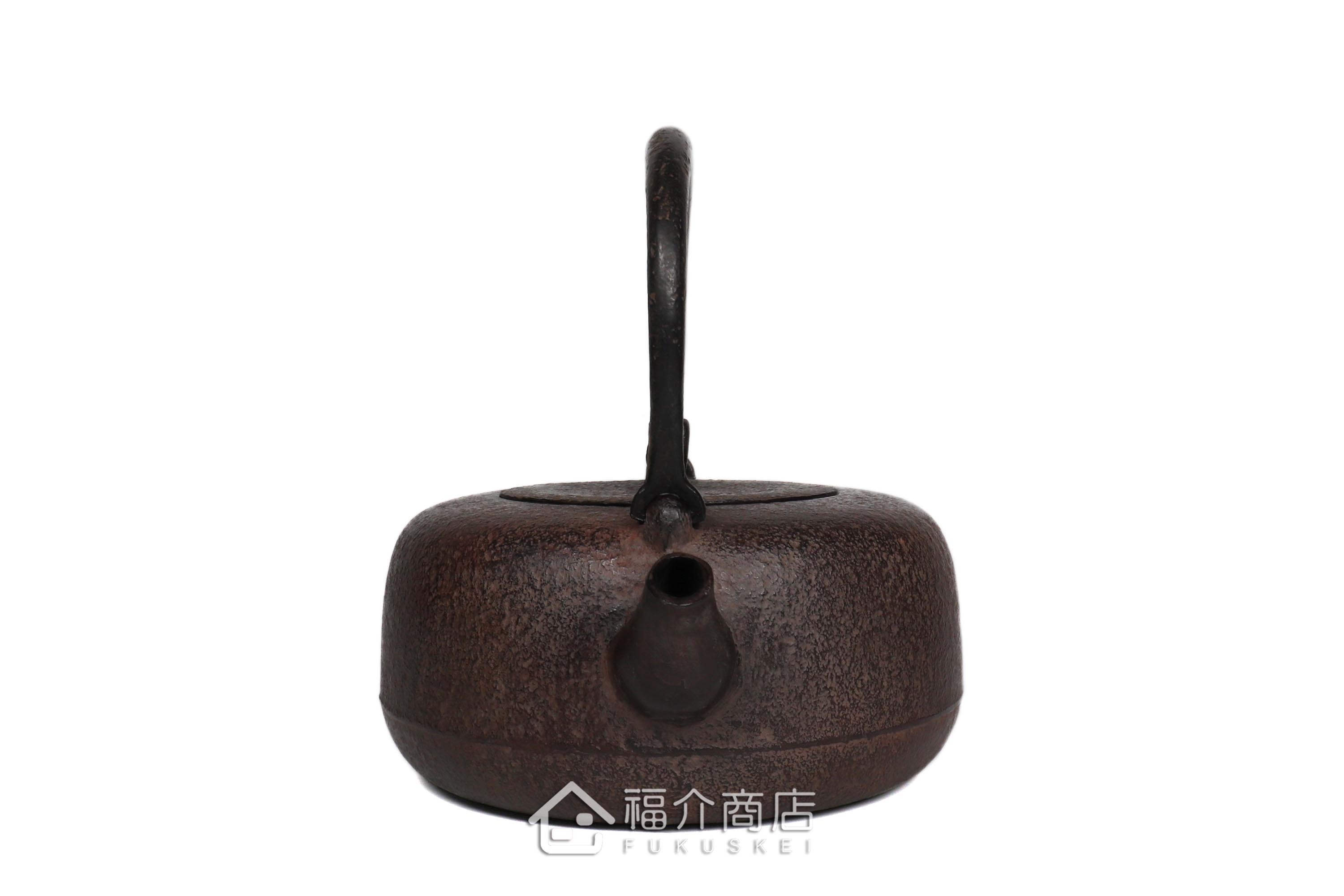 岩戶賢一郎所製作的日本鑄鐵茶壺,素面肌理壺身,煮水泡茶用的鐵壺