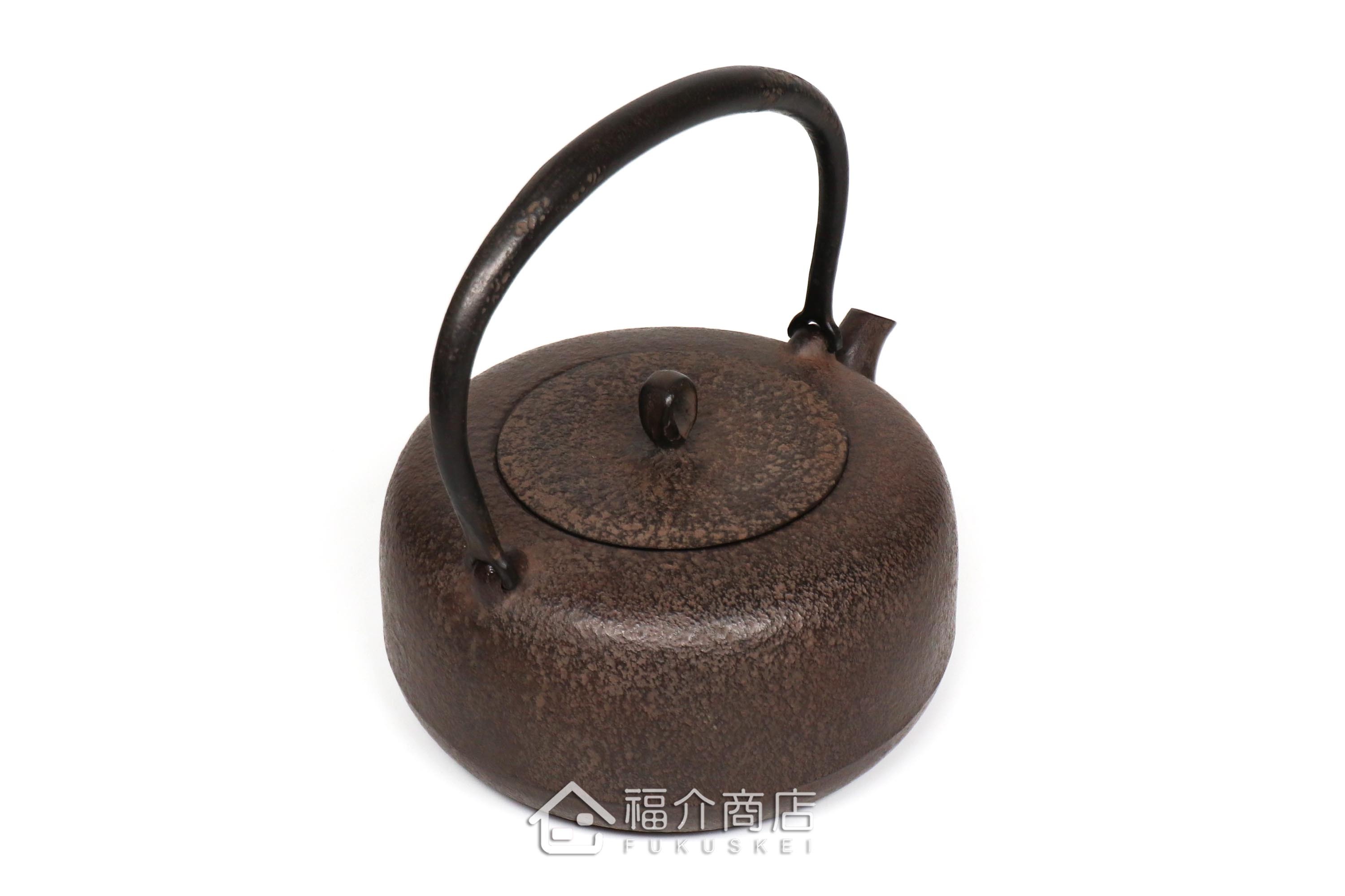 岩戶賢一郎所製作的日本鑄鐵茶壺,素面肌理壺身,煮水泡茶用的鐵壺