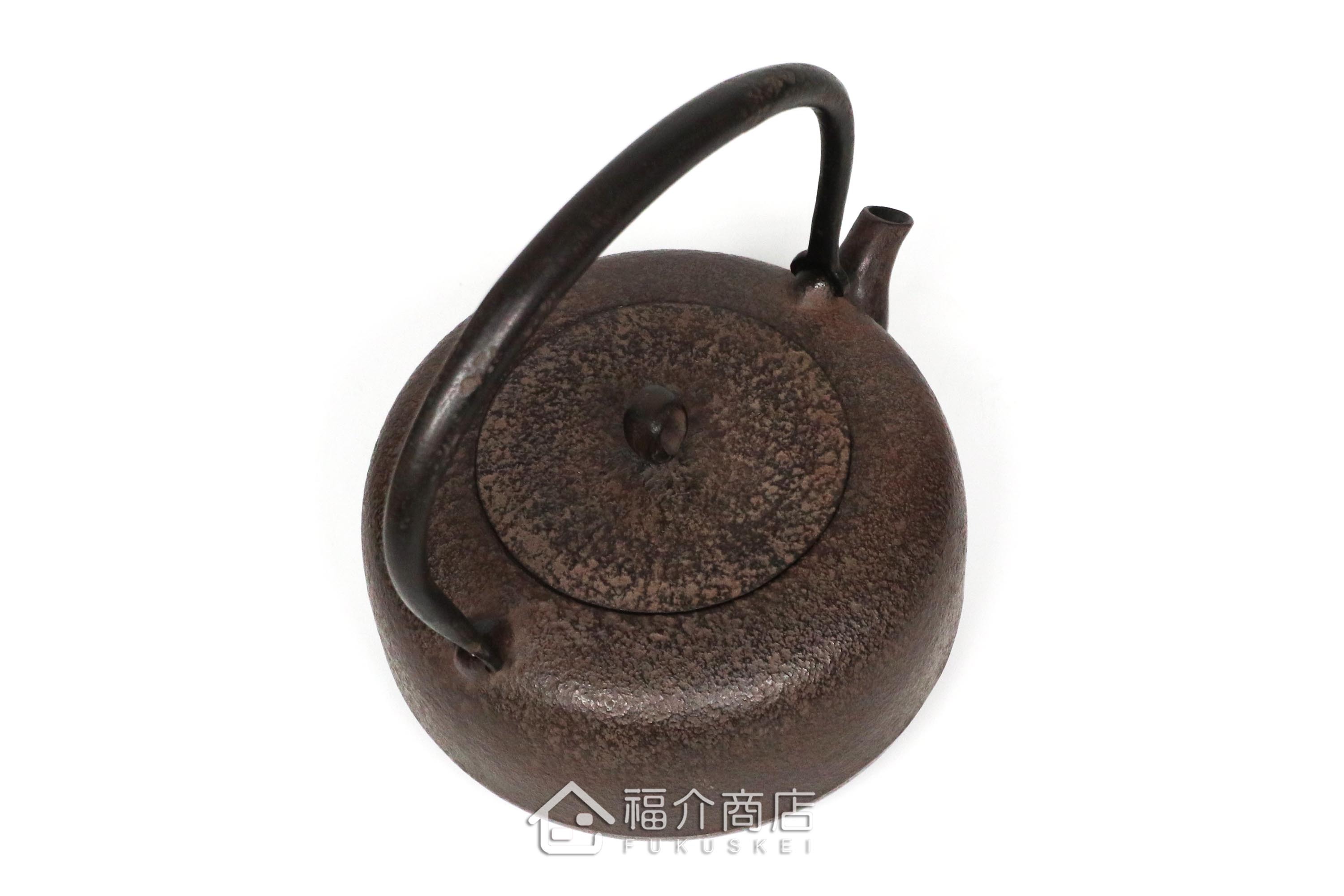 岩戶賢一郎所製作的日本鑄鐵茶壺,素面肌理壺身,煮水泡茶用的鐵壺