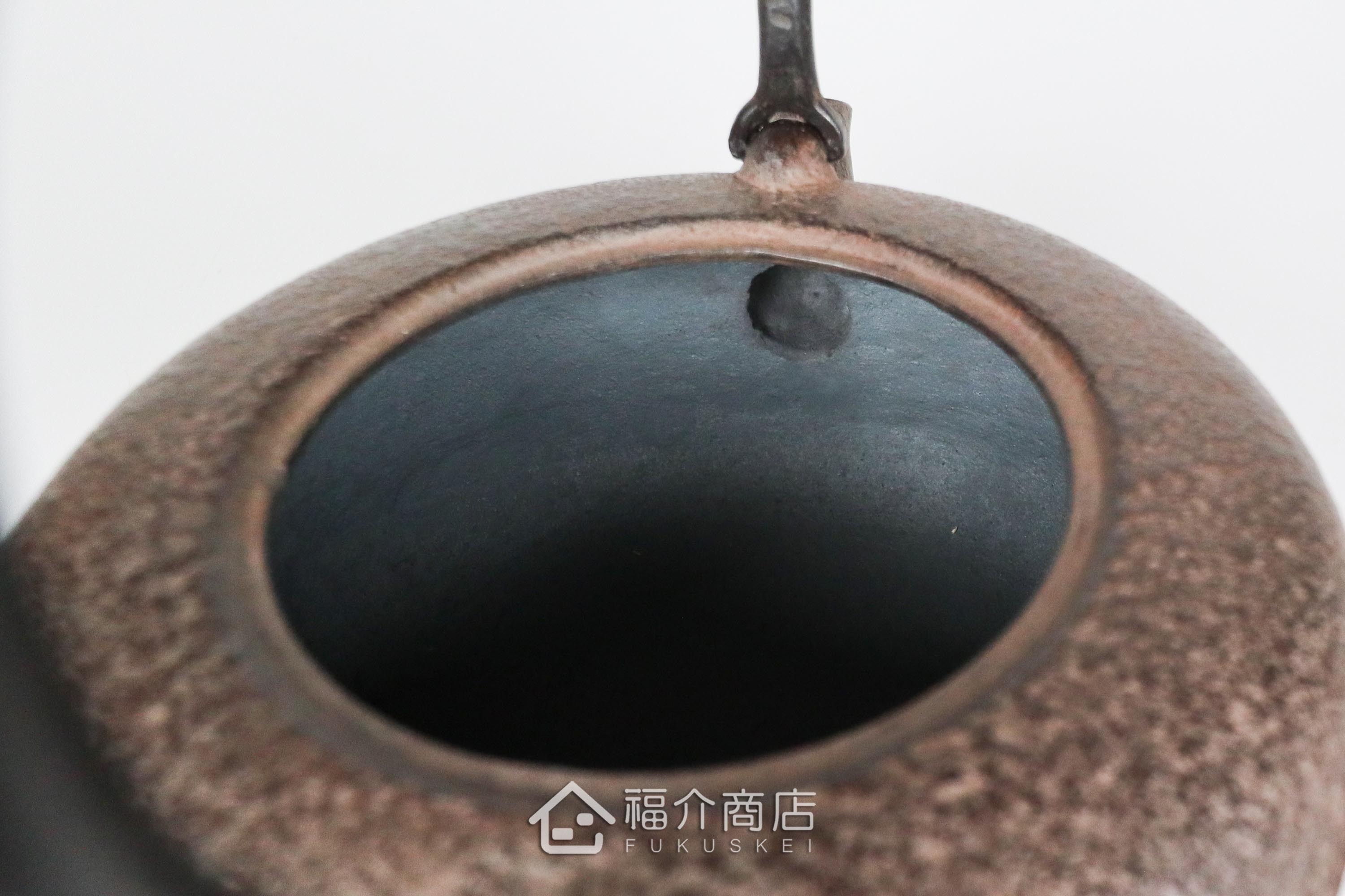 岩戶賢一郎所製作的日本鑄鐵茶壺,素面肌理壺身,煮水泡茶用的鐵壺