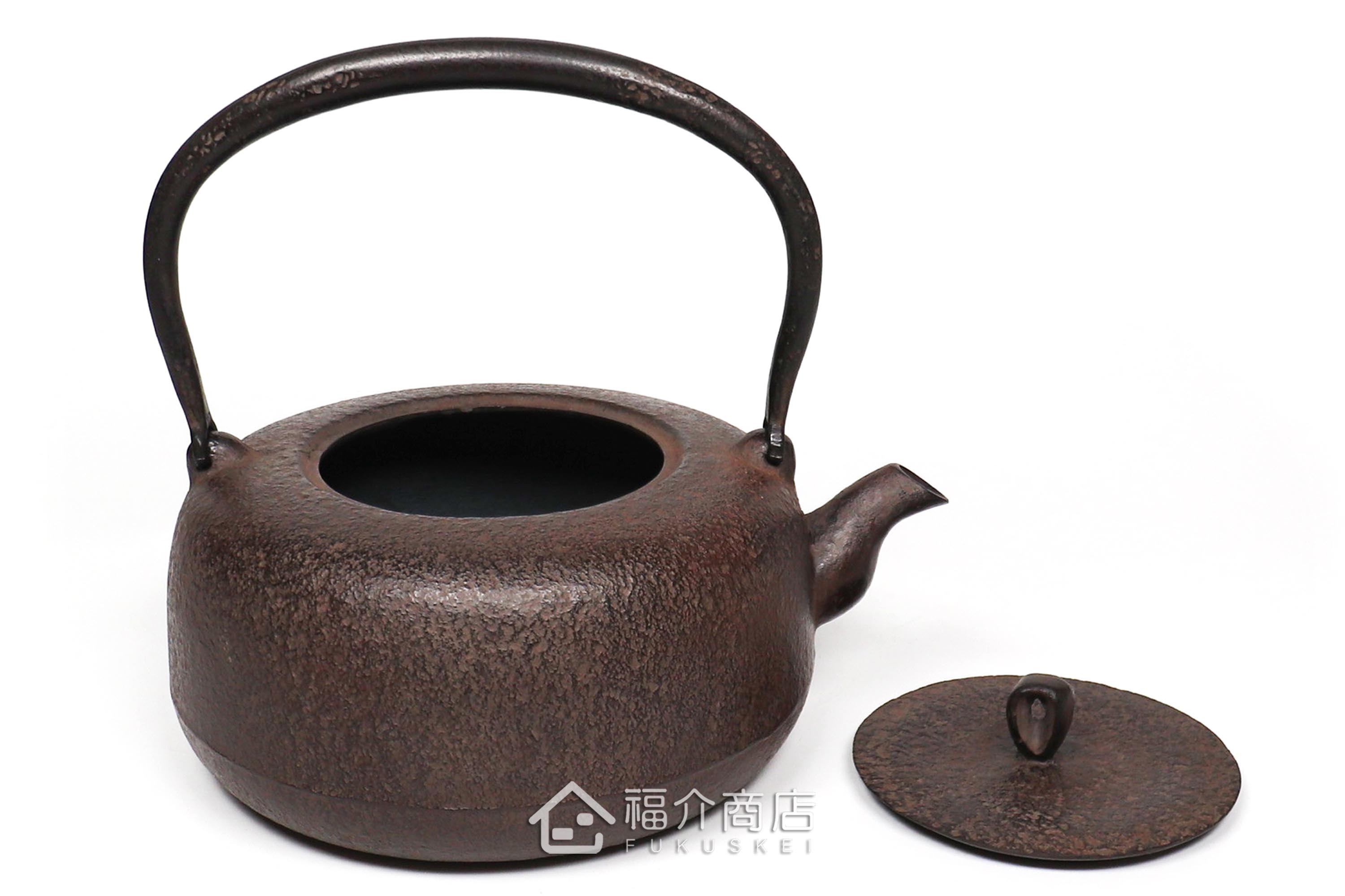 岩戶賢一郎所製作的日本鑄鐵茶壺,素面肌理壺身,煮水泡茶用的鐵壺