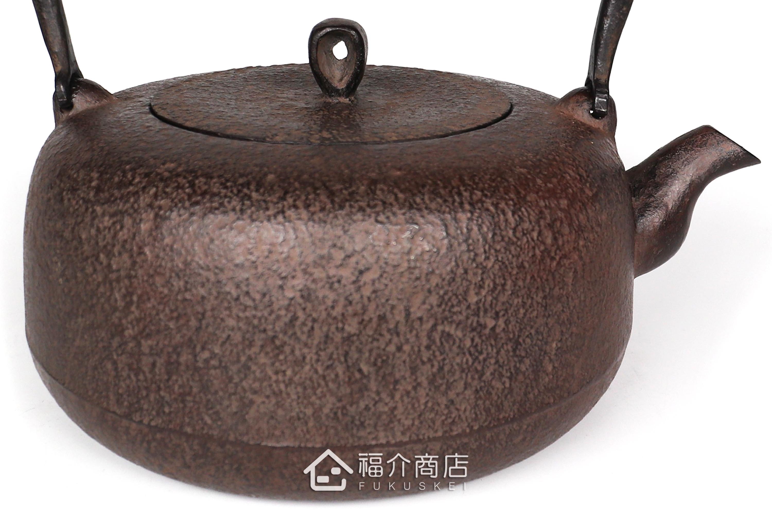 岩戶賢一郎所製作的日本鑄鐵茶壺,素面肌理壺身,煮水泡茶用的鐵壺