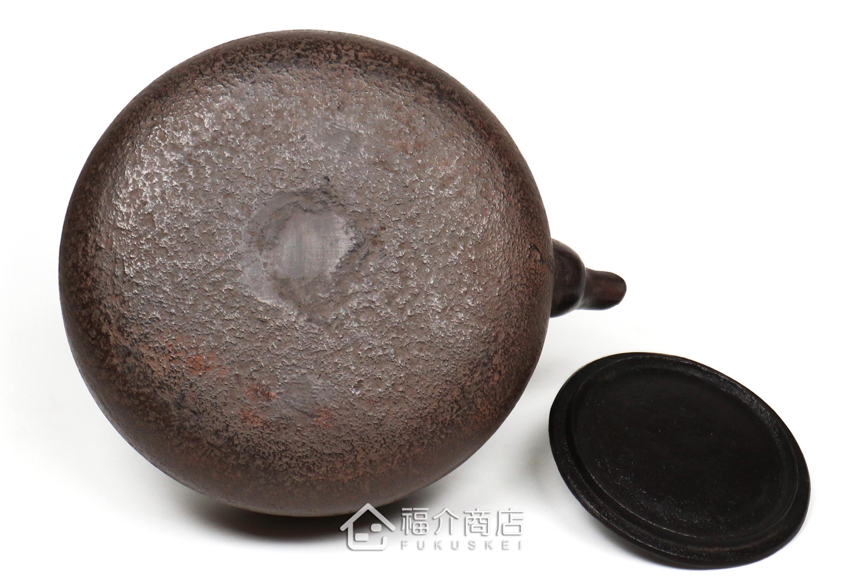 岩戶賢一郎所製作的日本鑄鐵茶壺,素面肌理壺身,煮水泡茶用的鐵壺