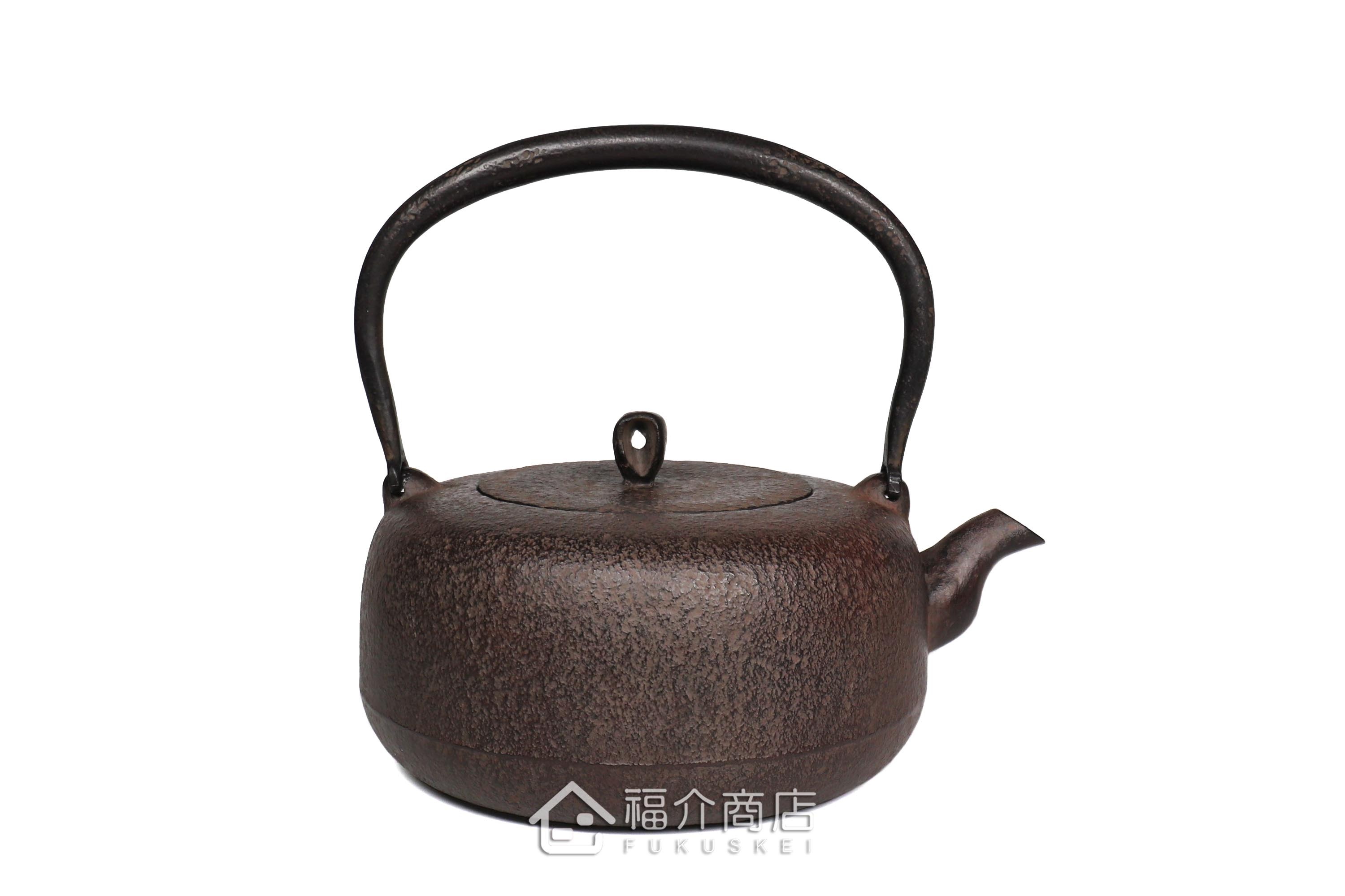 岩戶賢一郎所製作的日本鑄鐵茶壺,素面肌理壺身,煮水泡茶用的鐵壺