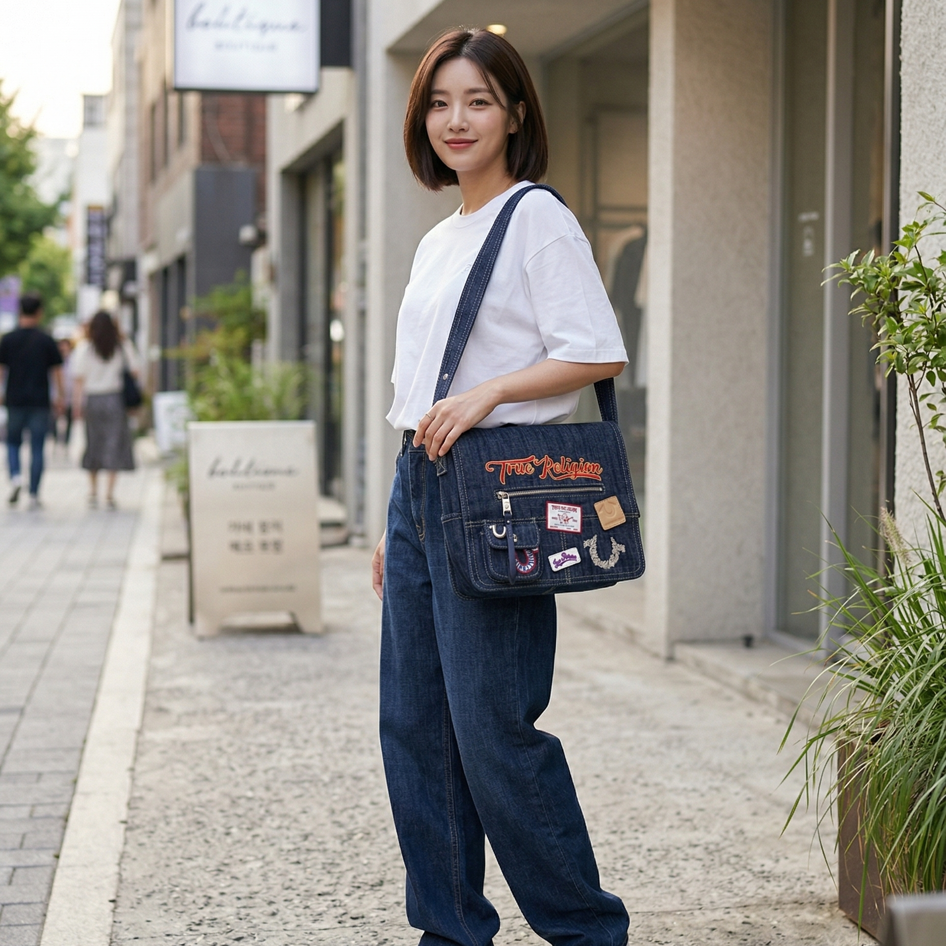 【預購】H040261 True Religion 多標誌貼布丹寧郵差包