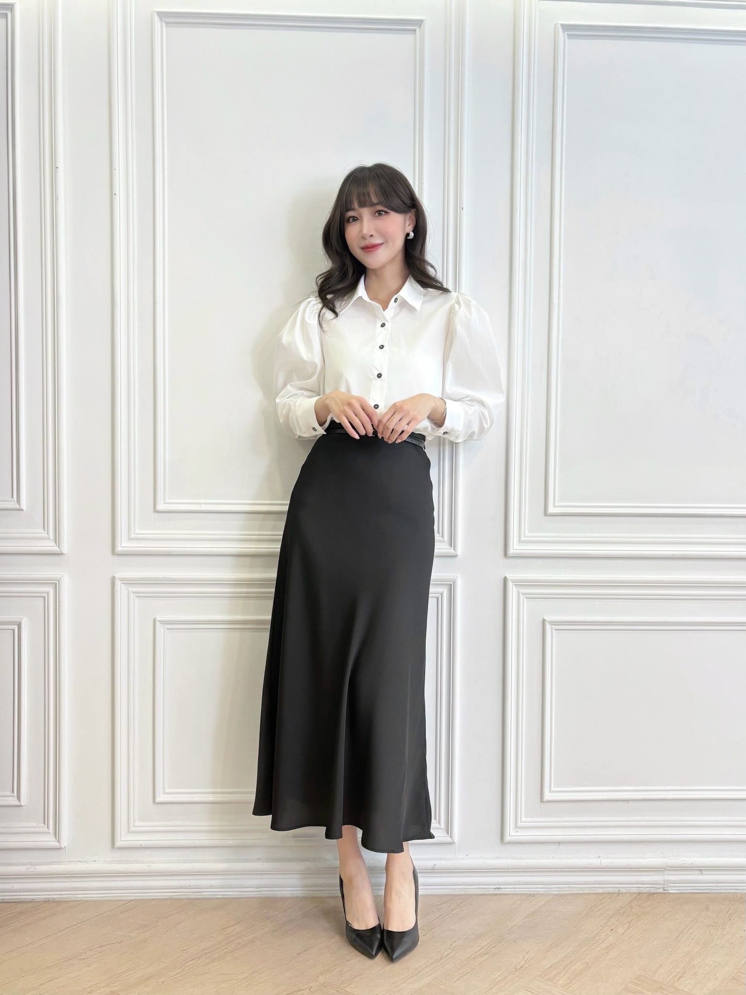 澎袖黑釦白襯衫