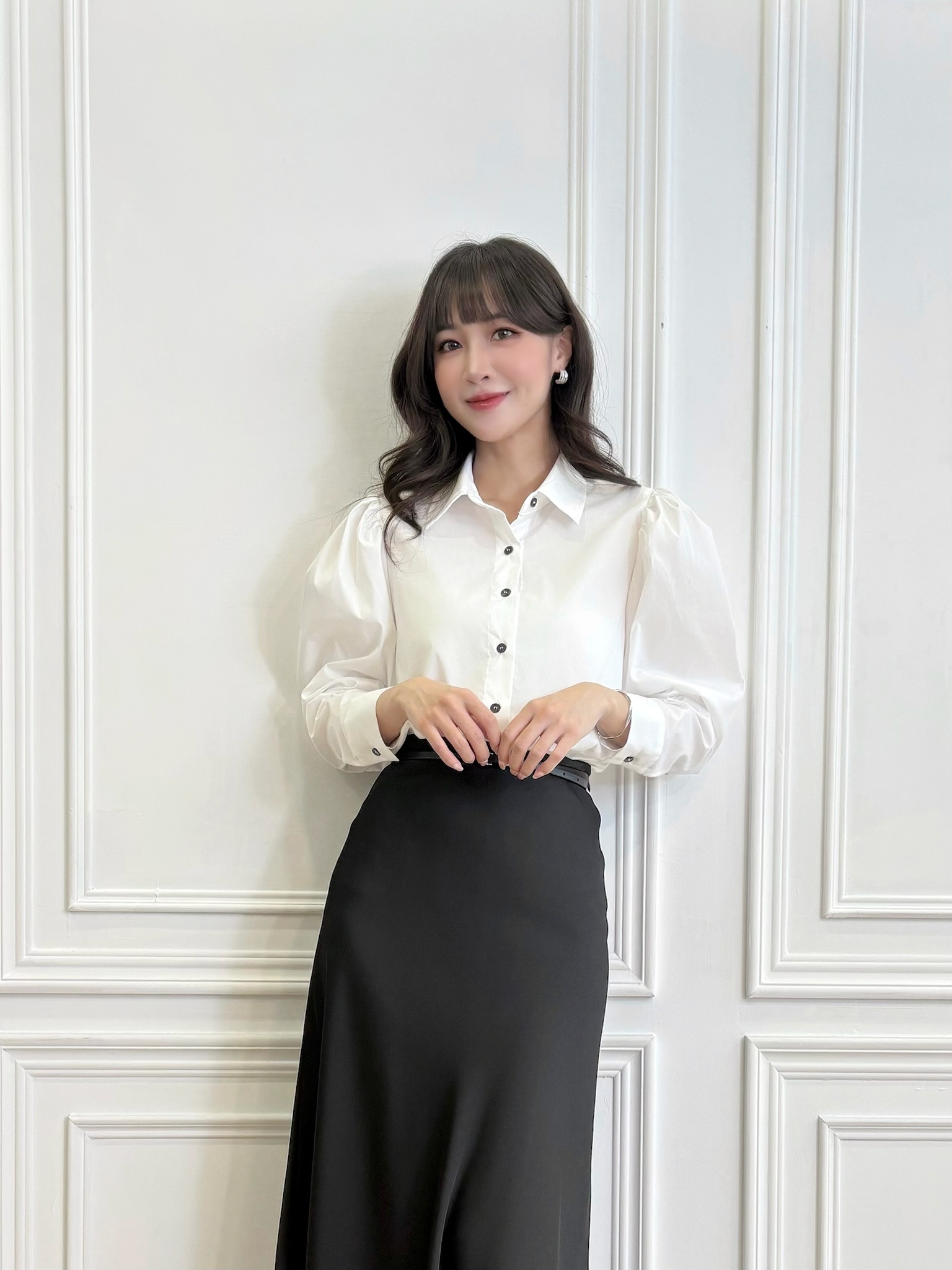 澎袖黑釦白襯衫