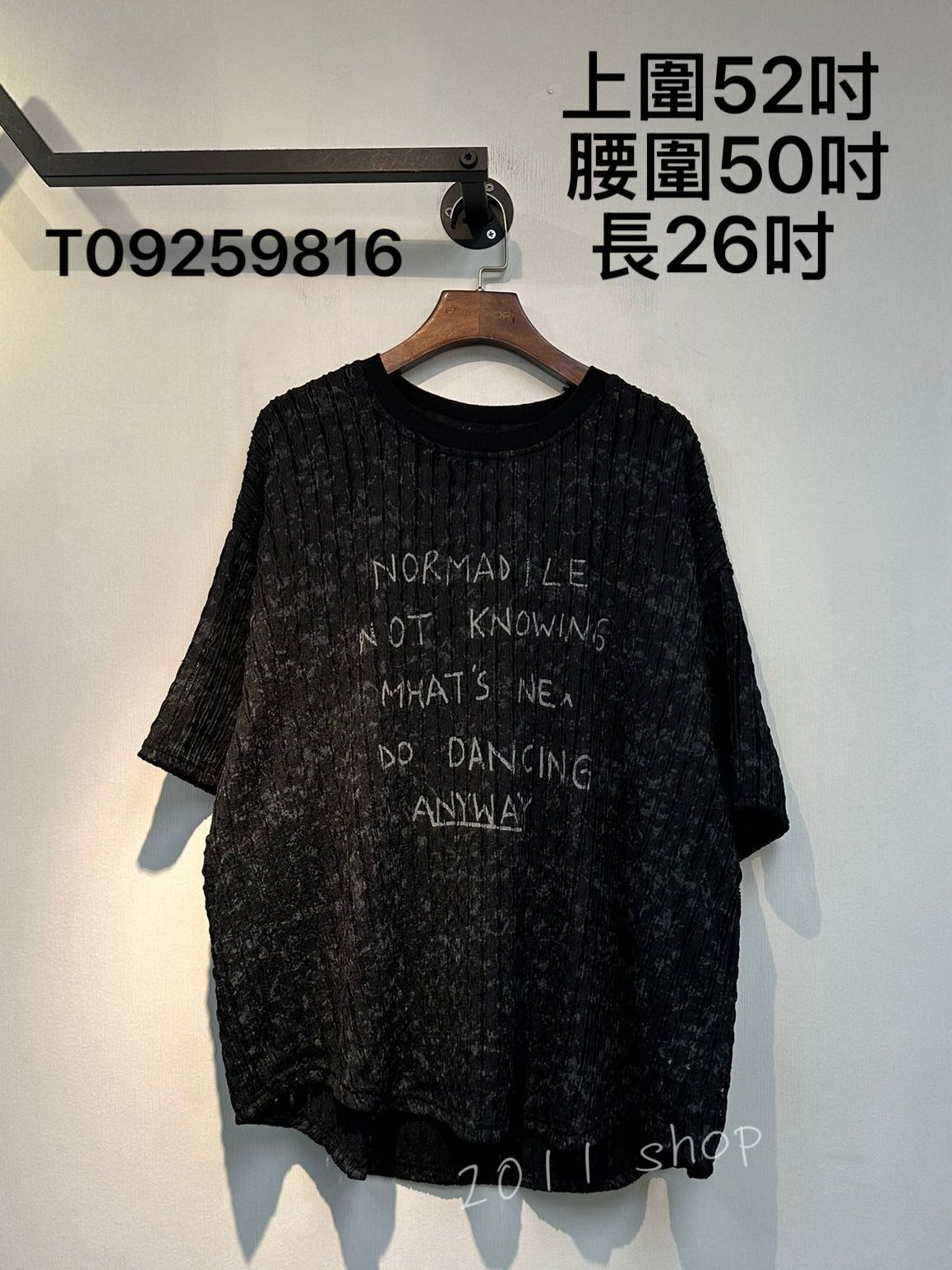 型格拼色字母破洞TOP  上圍52吋  腰圍50吋 長26吋   T09259816