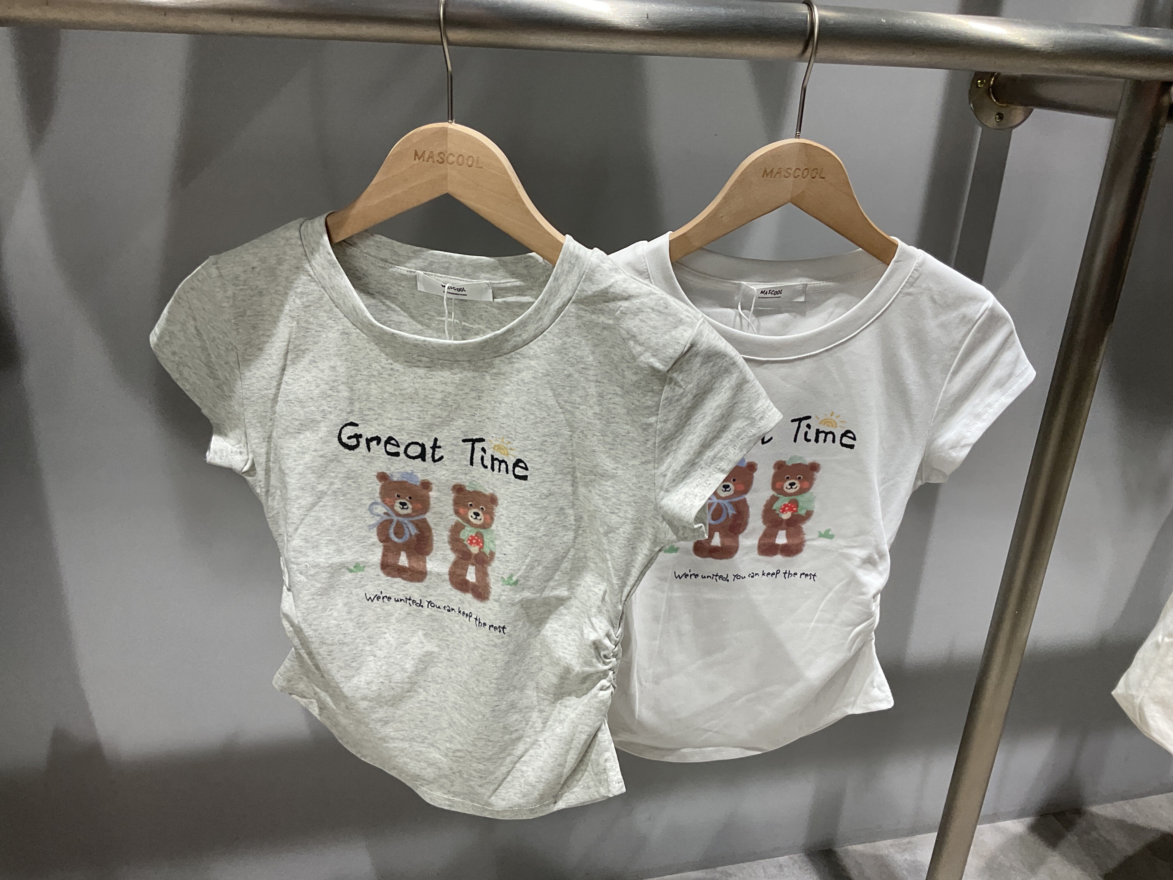 2411 女款Great Time熊熊側抓皺短袖