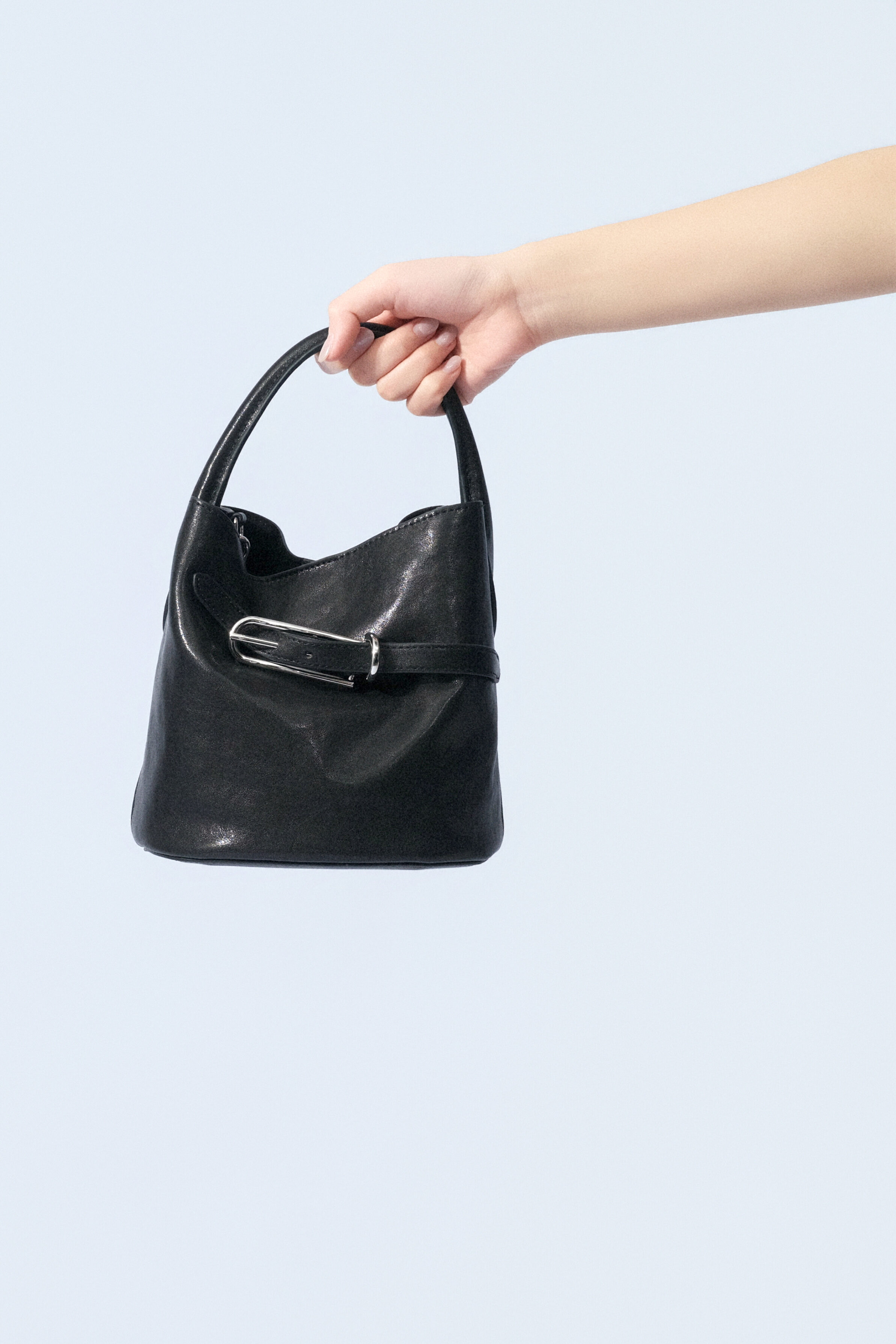 裝飾長皮帶扣水桶包（預購產品）