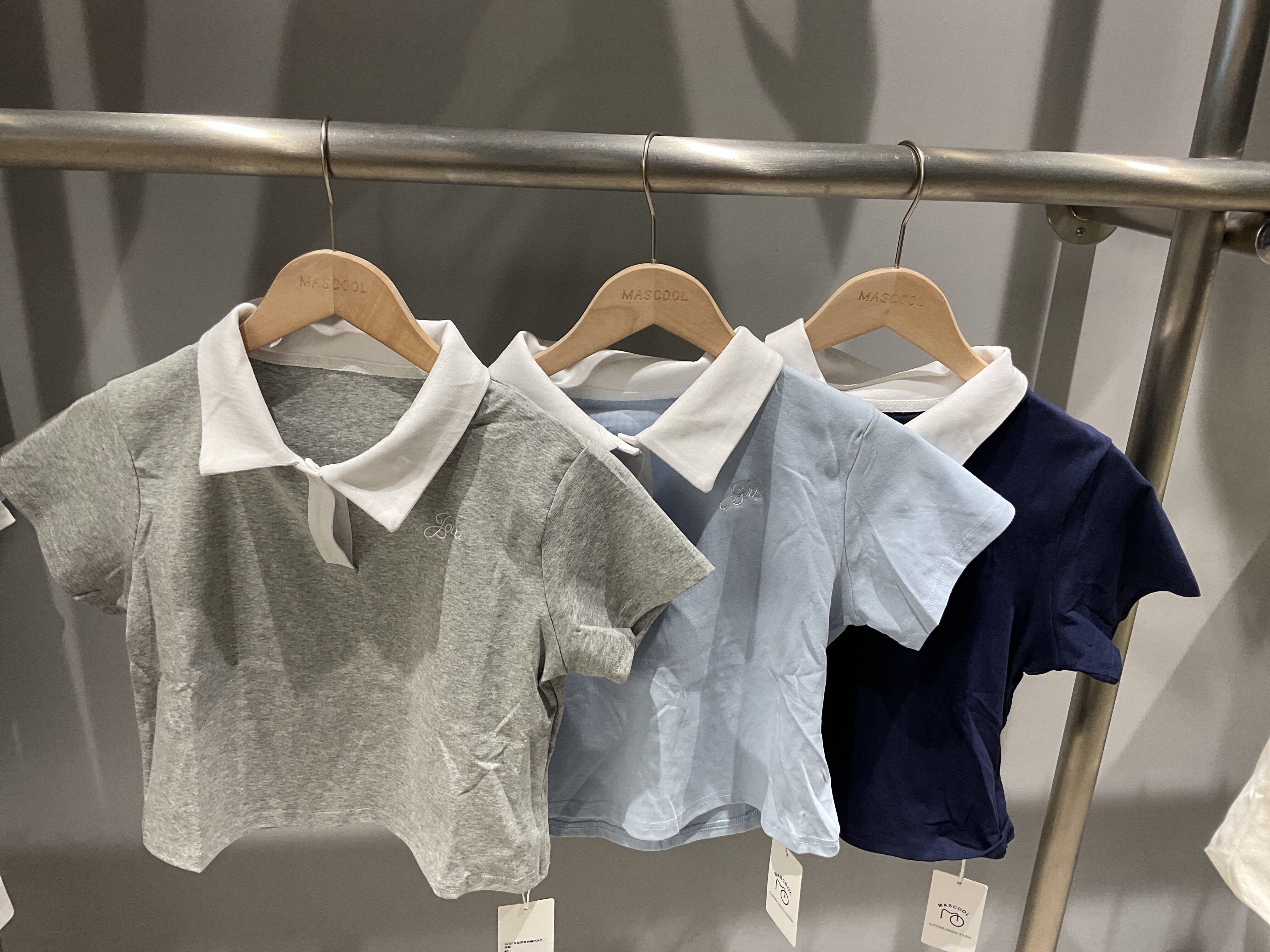 2367 女款草寫刺繡POLO短版