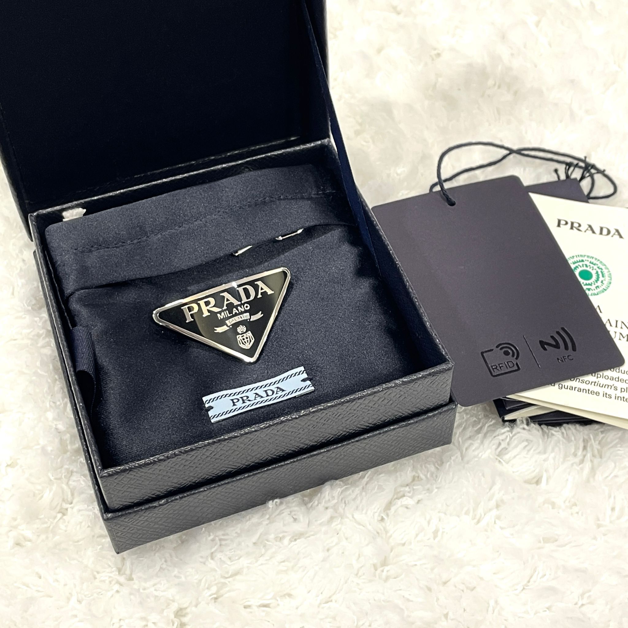 全新PRADA HAIR CLIP , 3x2cm 黑銀琺瑯經典三角 #普拉達髮夾 #BRAND NEW #香榭站正品